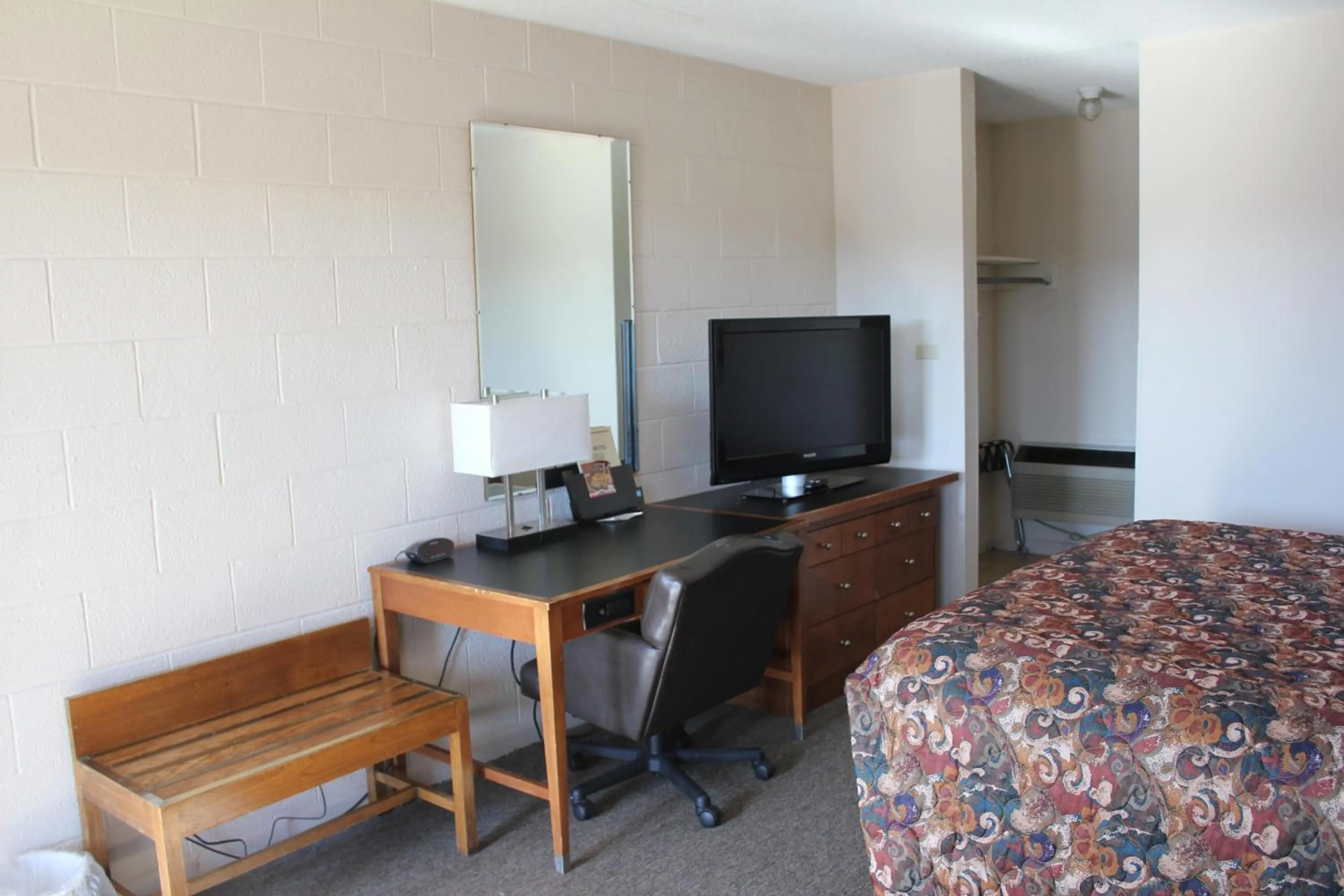 Living room, Bed in Hastings Inn