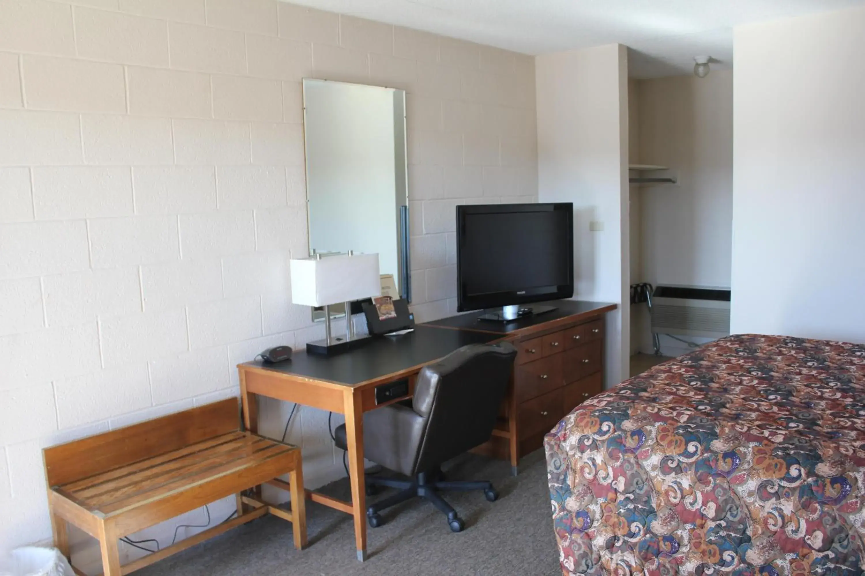 Living room, Bed in Hastings Inn Living room, Bed in Hastings Inn