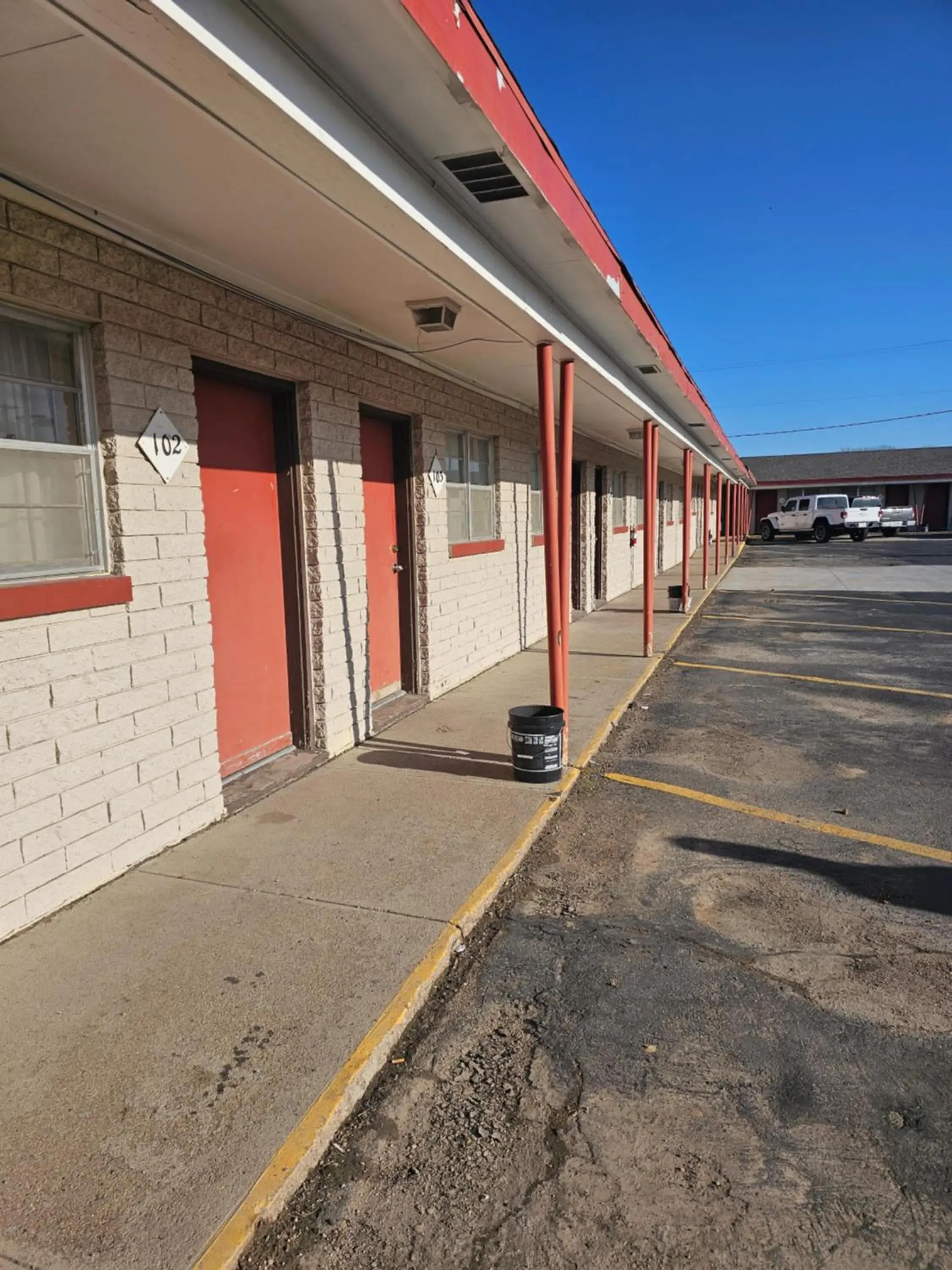 Property building in Hastings Inn Property building in Hastings Inn