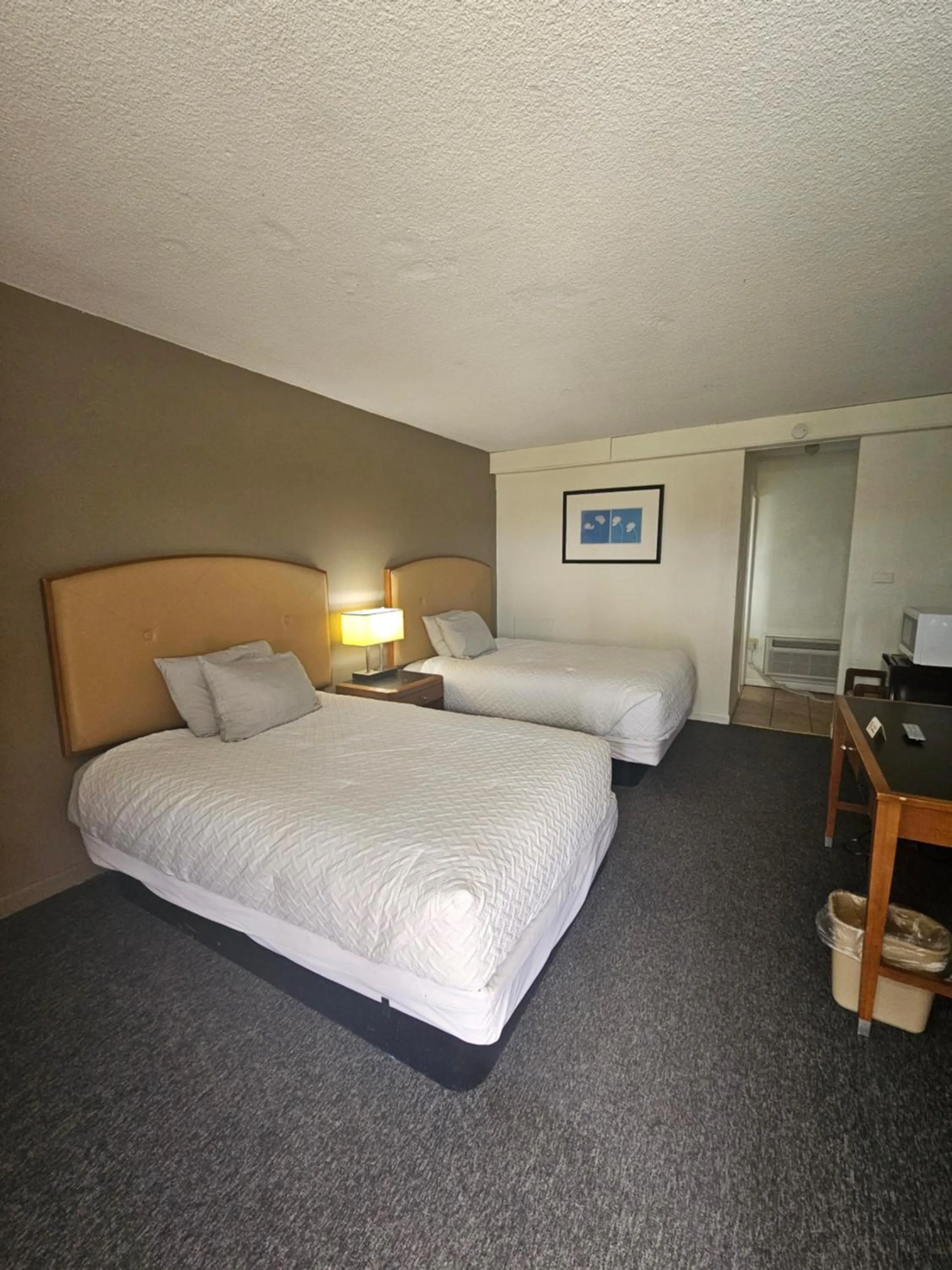 Photo of the whole room, Bed in Hastings Inn