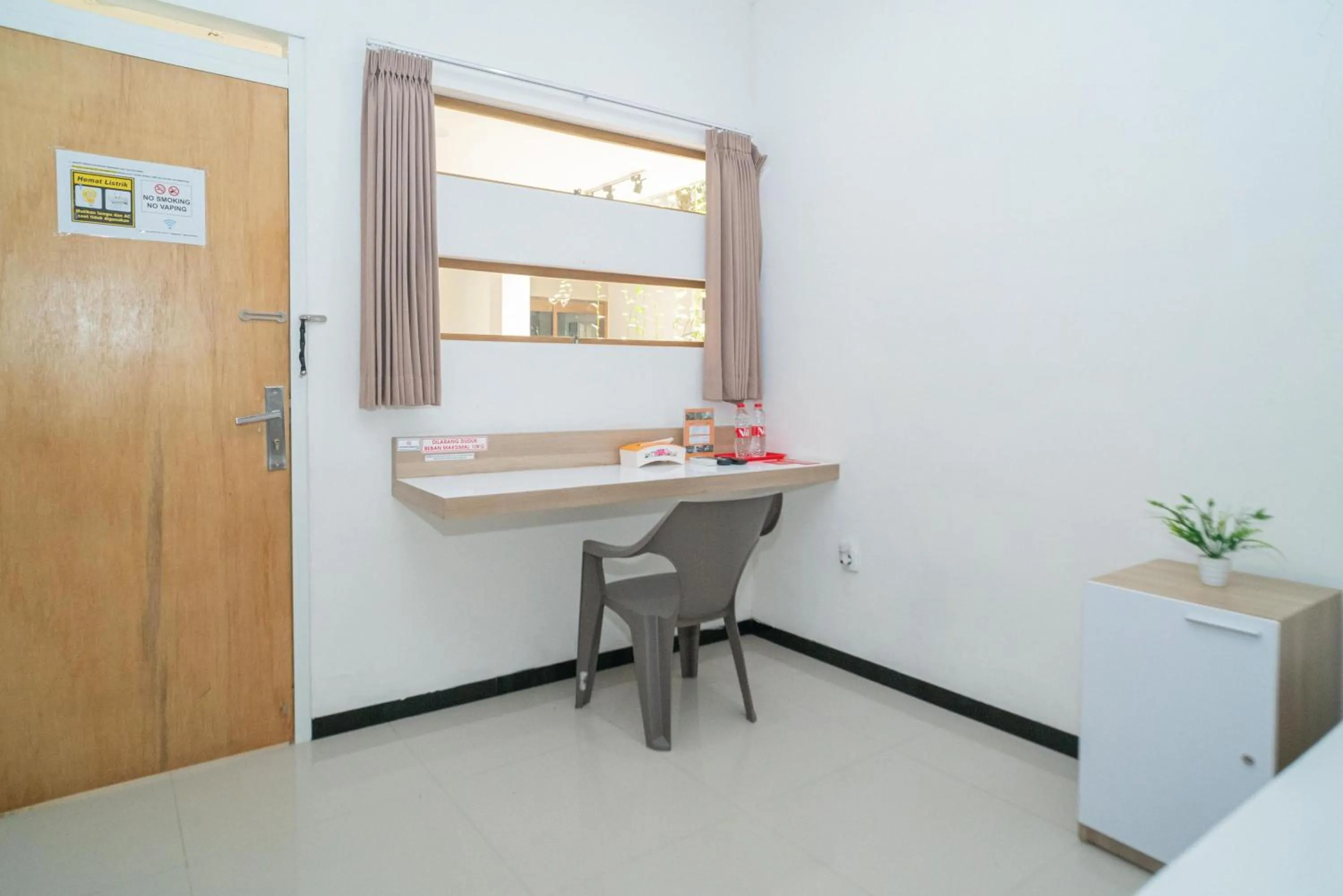 Bedroom in RedDoorz Syariah near Transmart MX Malang