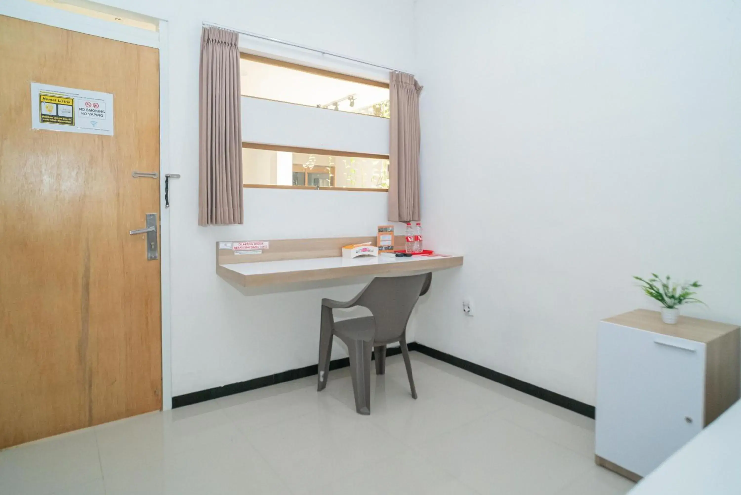 Bedroom in RedDoorz Syariah near Transmart MX Malang Bedroom in RedDoorz Syariah near Transmart MX Malang