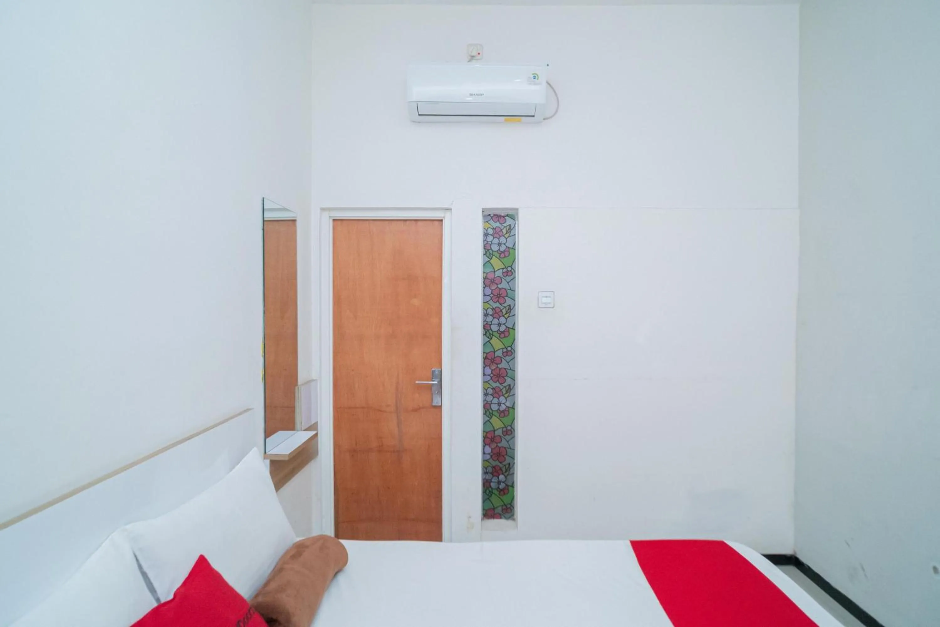 Bedroom, Bed in RedDoorz Syariah near Transmart MX Malang