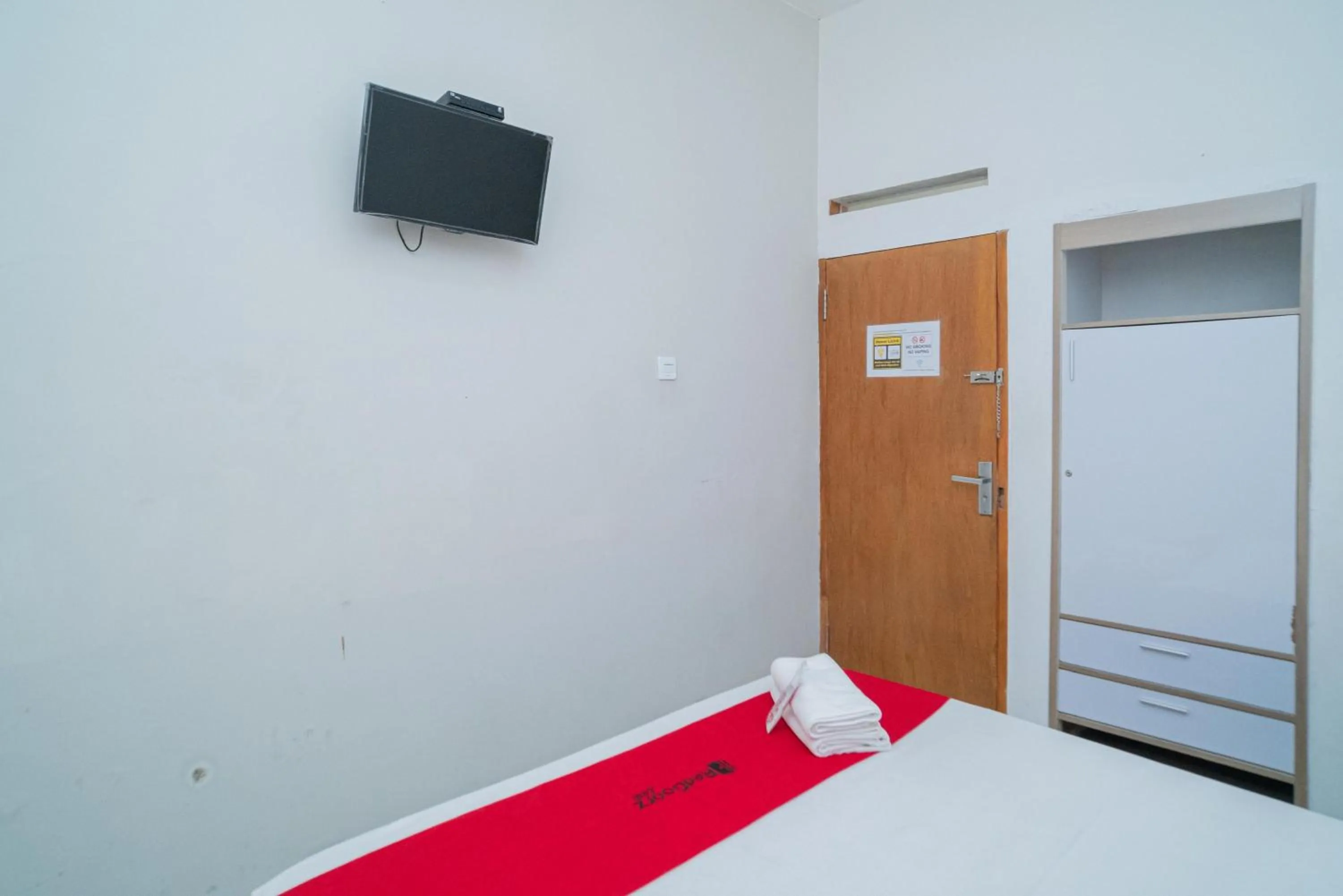 Bedroom, Bed in RedDoorz Syariah near Transmart MX Malang