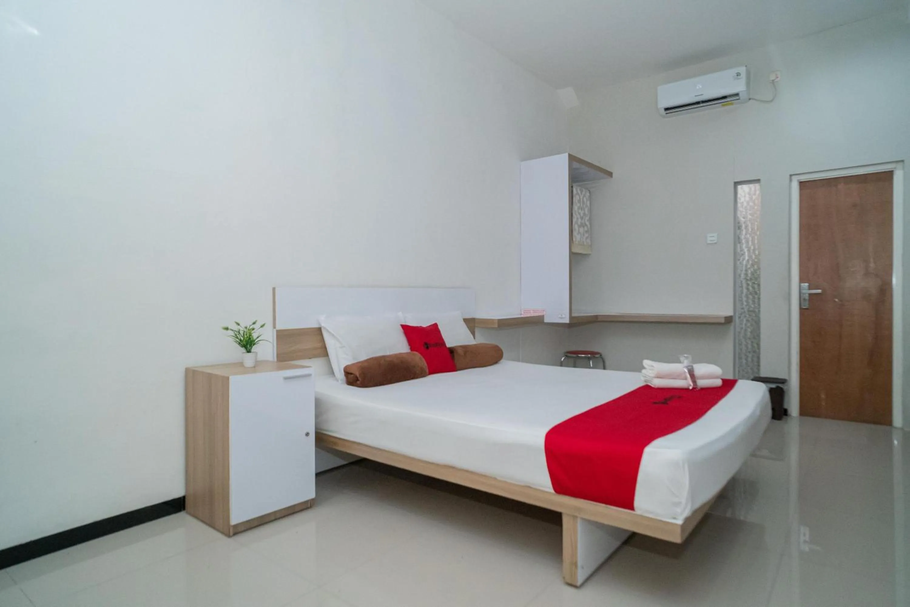 Bedroom, Bed in RedDoorz Syariah near Transmart MX Malang
