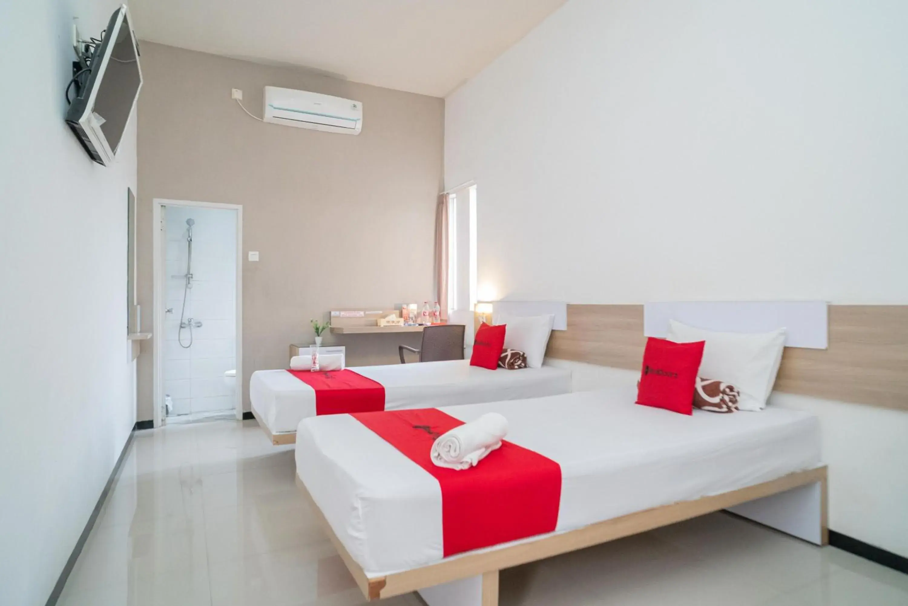 Bedroom, Bed in RedDoorz Syariah near Transmart MX Malang Bedroom, Bed in RedDoorz Syariah near Transmart MX Malang