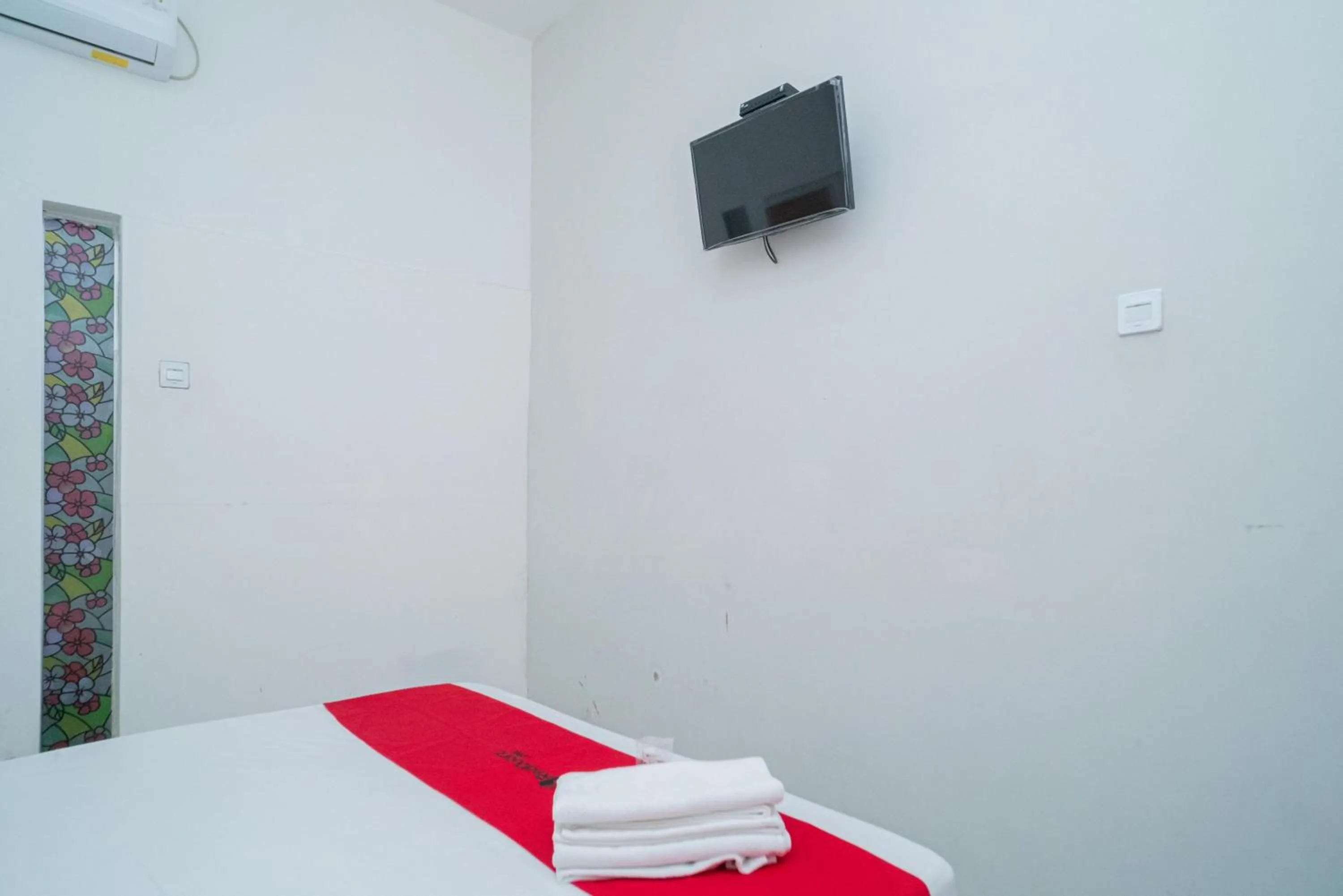 Bedroom, Bed in RedDoorz Syariah near Transmart MX Malang