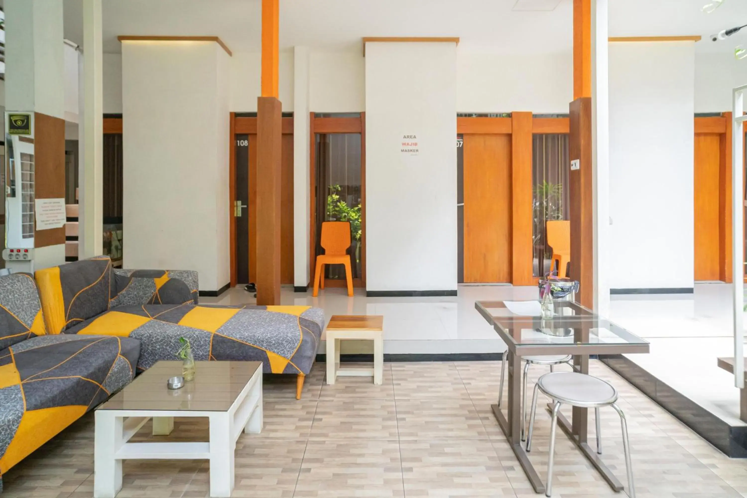 Lobby or reception in RedDoorz Syariah near Transmart MX Malang Lobby or reception in RedDoorz Syariah near Transmart MX Malang