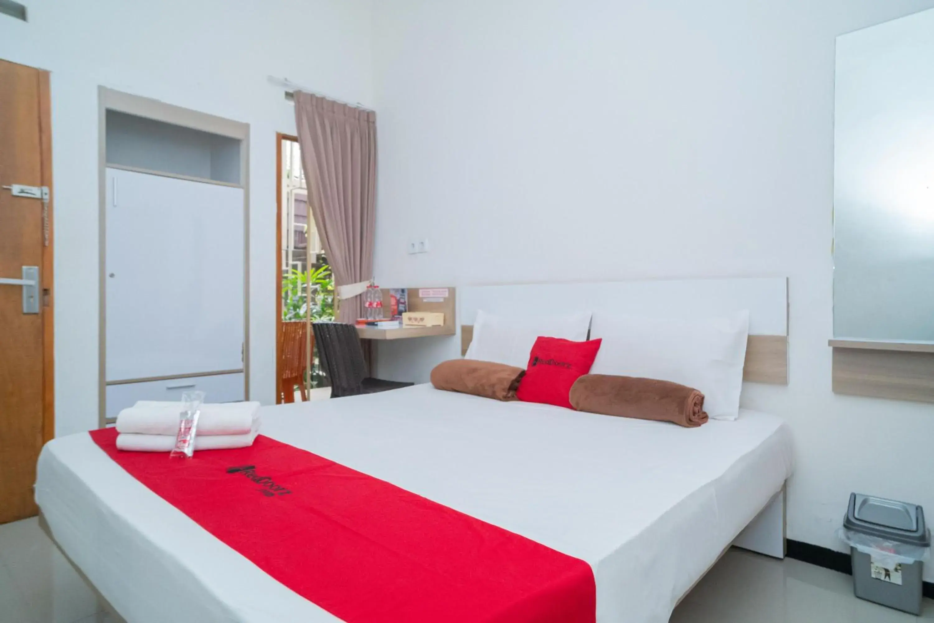 Double Room in RedDoorz Syariah near Transmart MX Malang Double Room in RedDoorz Syariah near Transmart MX Malang