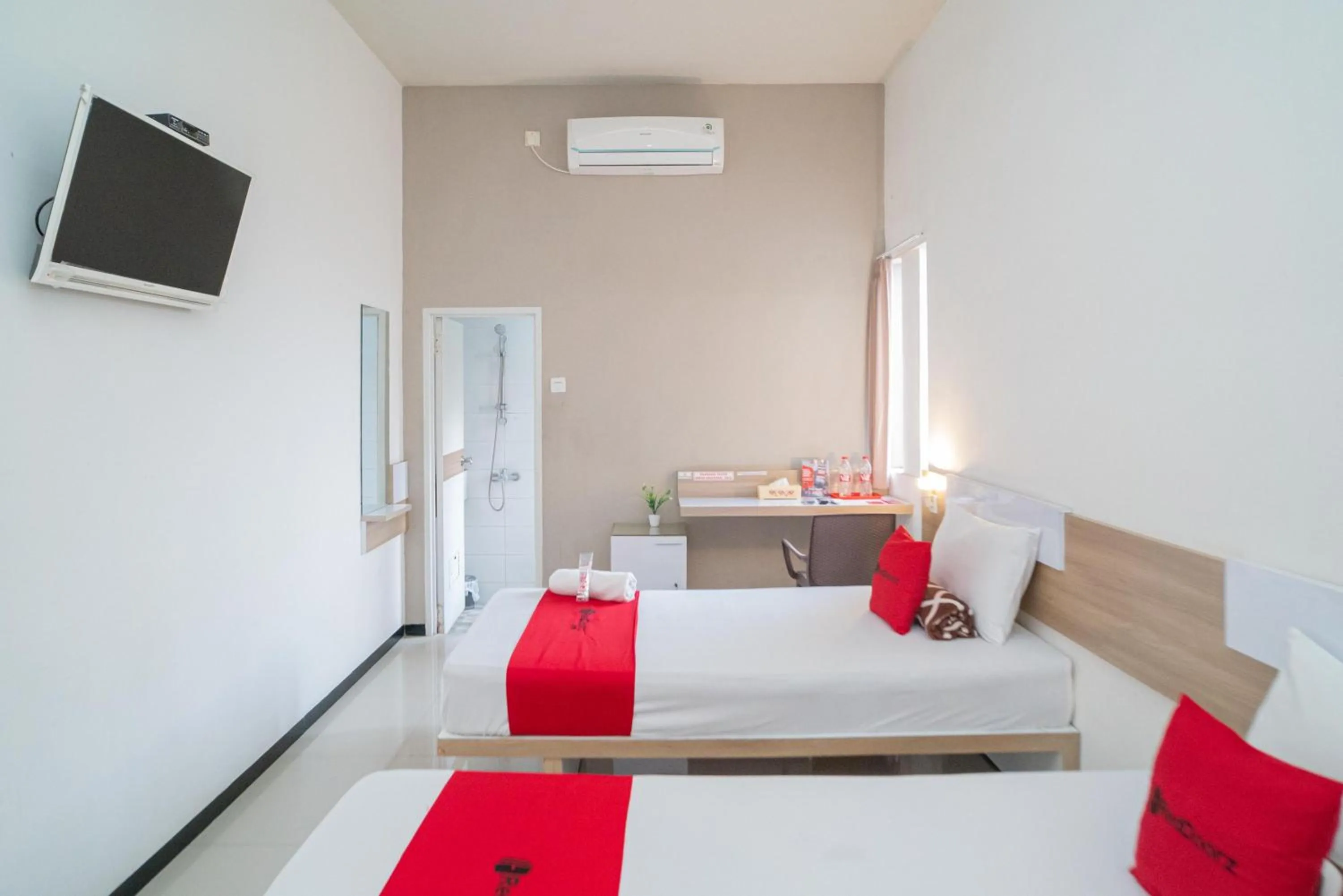 Bedroom, Bed in RedDoorz Syariah near Transmart MX Malang