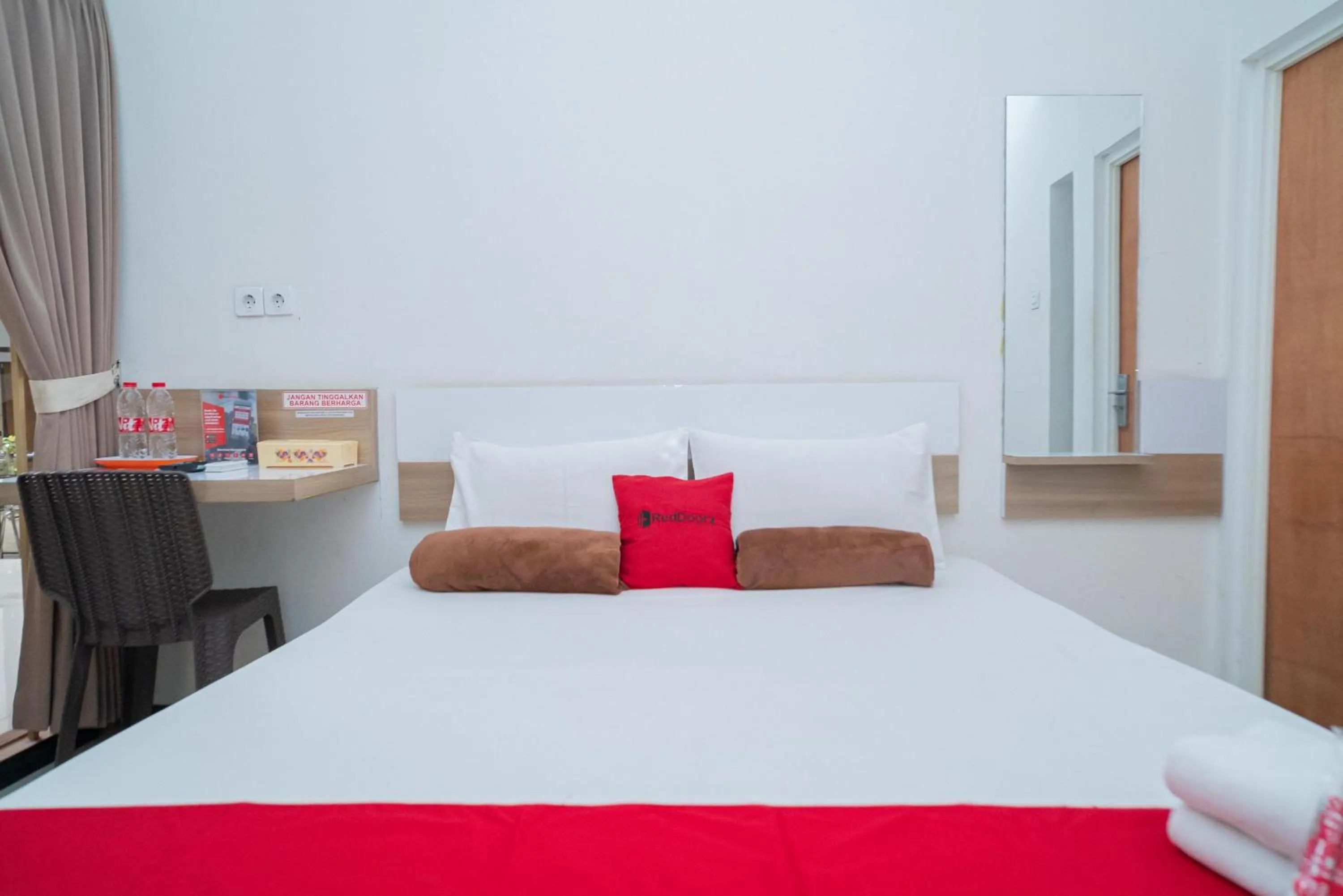 Bedroom, Bed in RedDoorz Syariah near Transmart MX Malang