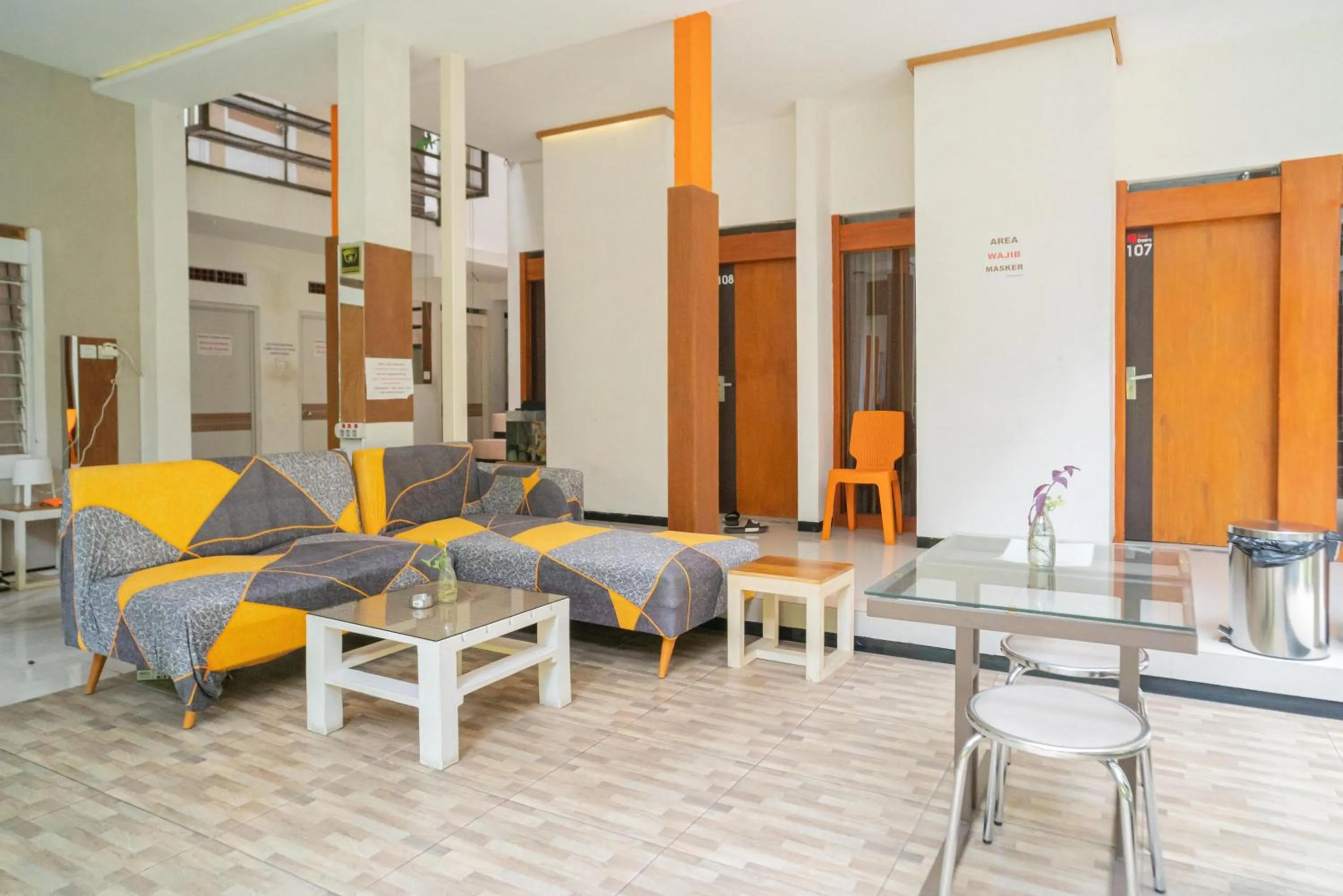 Lobby or reception in RedDoorz Syariah near Transmart MX Malang