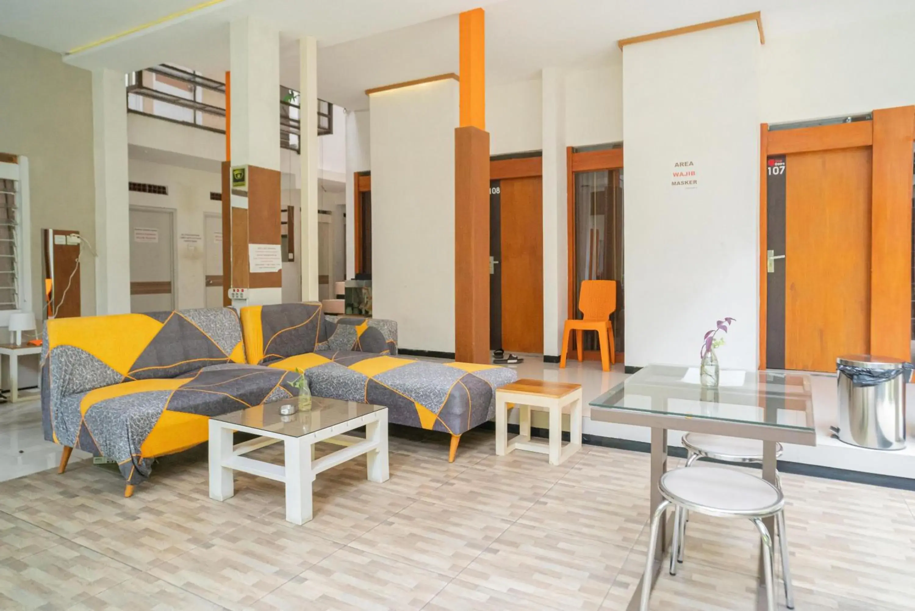 Lobby or reception in RedDoorz Syariah near Transmart MX Malang Lobby or reception in RedDoorz Syariah near Transmart MX Malang