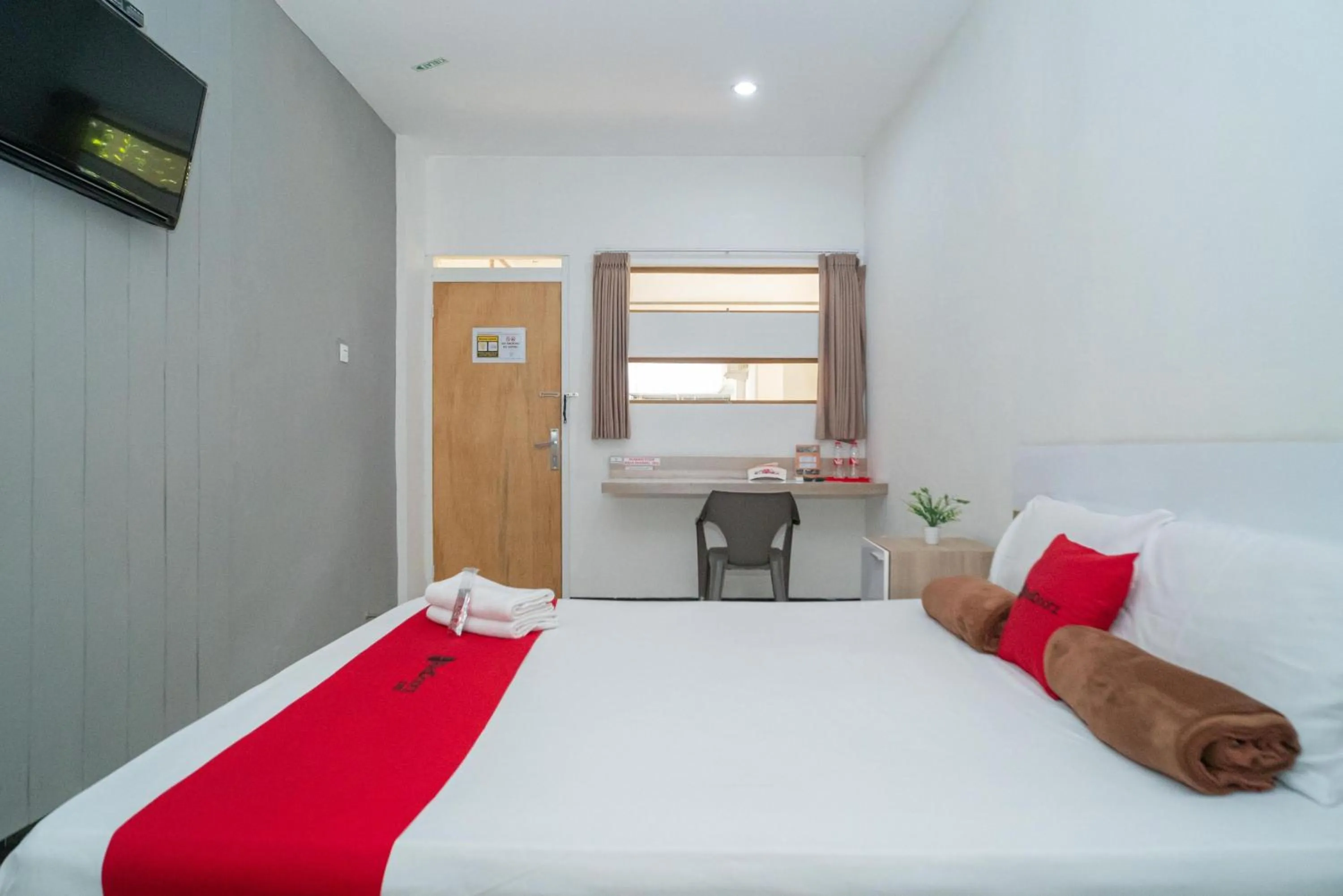 Bedroom, Bed in RedDoorz Syariah near Transmart MX Malang