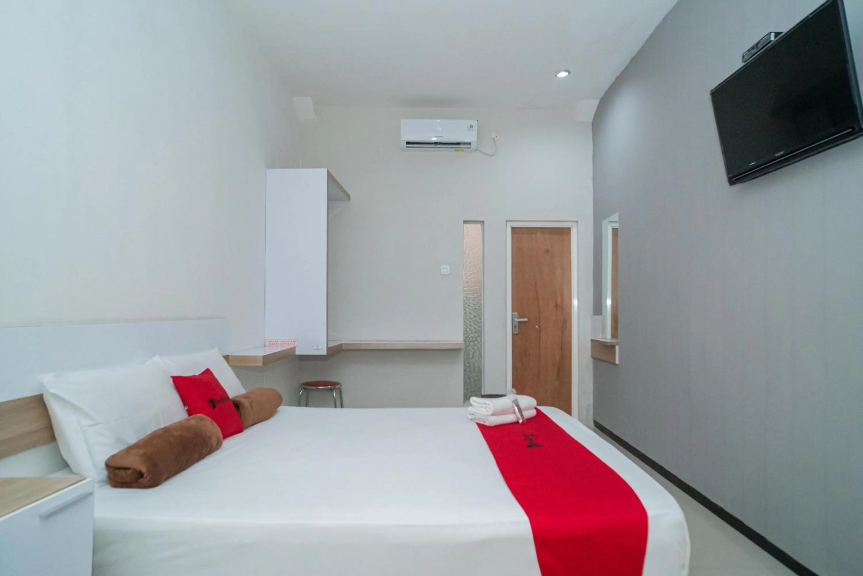 Bedroom, Bed in RedDoorz Syariah near Transmart MX Malang