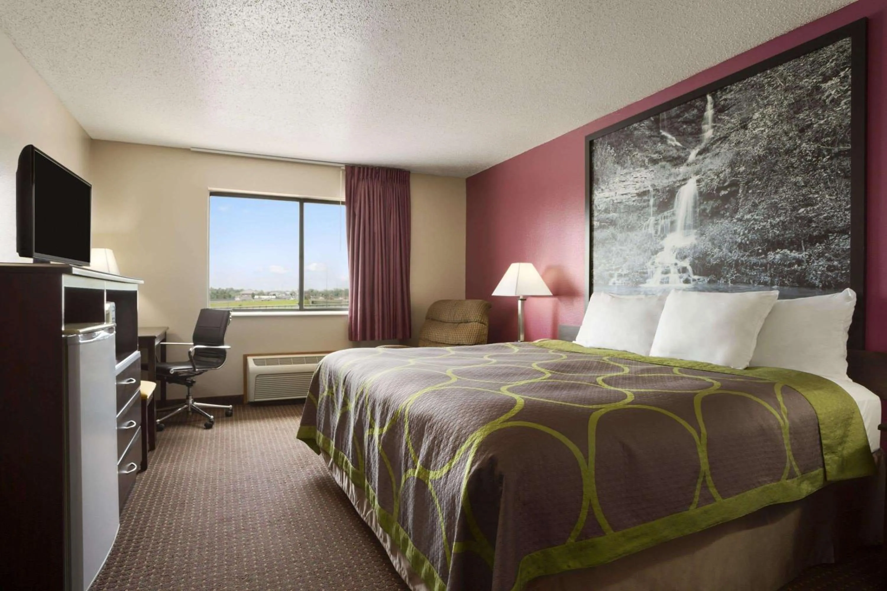 Photo of the whole room, Bed in Super 8 by Wyndham Cameron