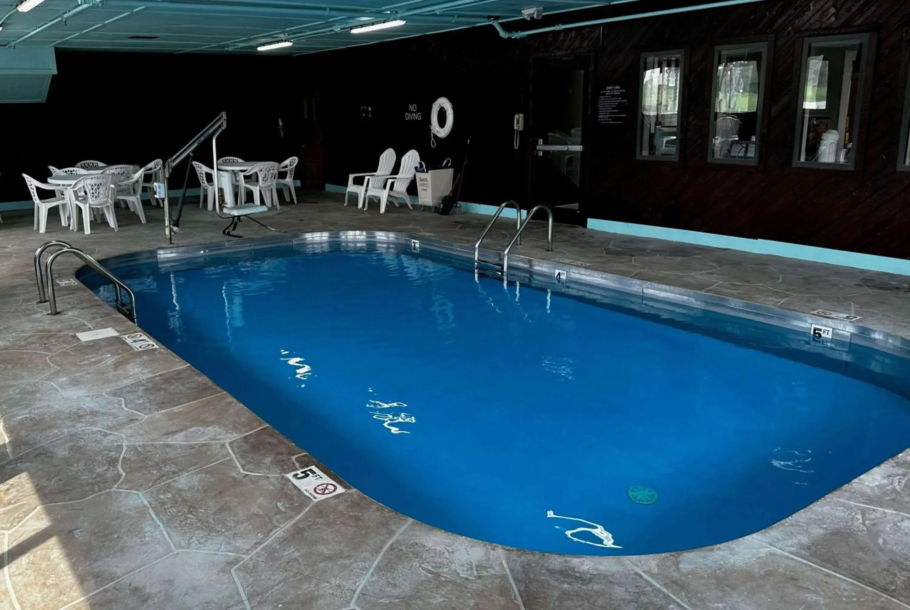 Swimming pool in Super 8 by Wyndham Cameron Swimming pool in Super 8 by Wyndham Cameron