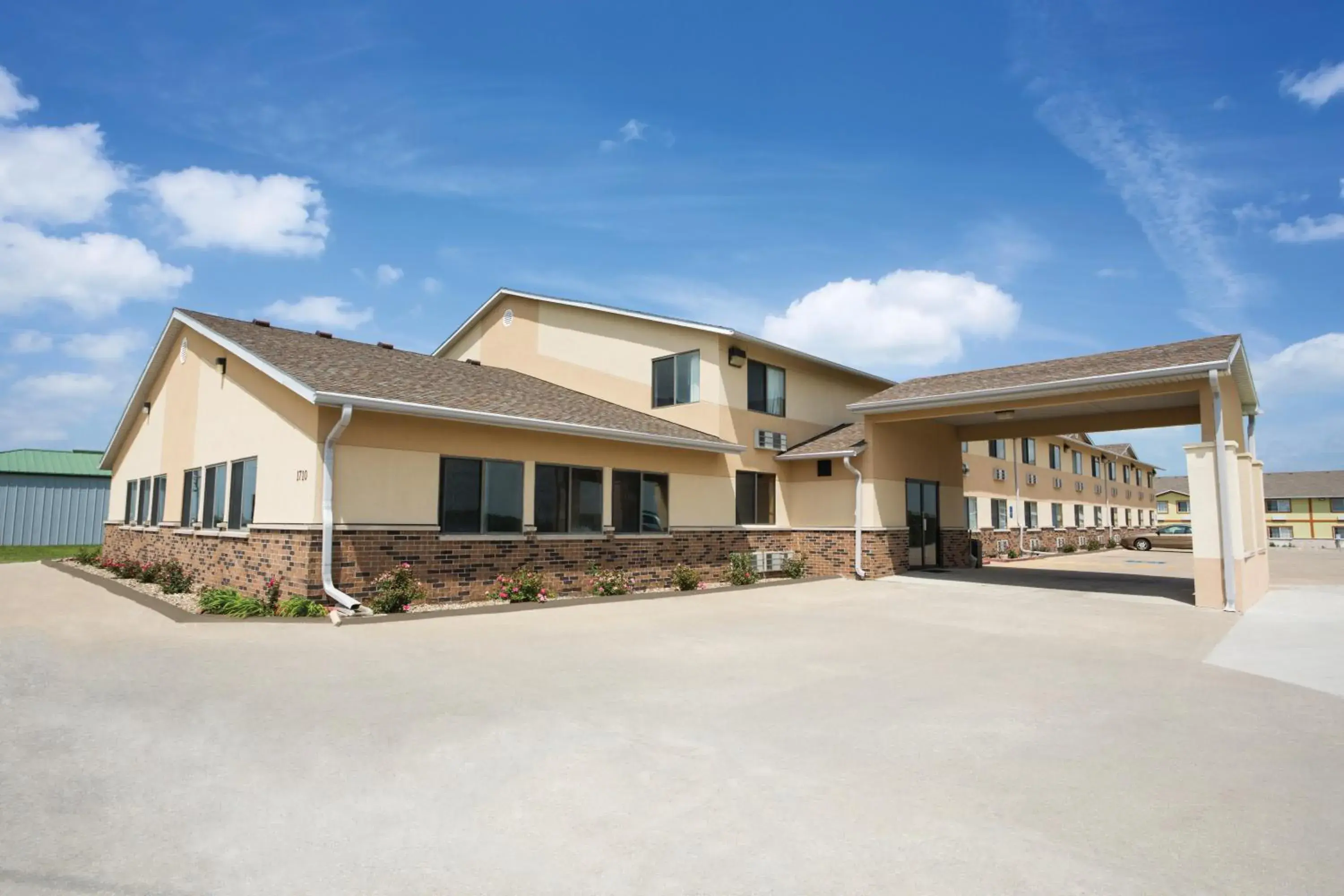 Property building in Super 8 by Wyndham Cameron Property building in Super 8 by Wyndham Cameron