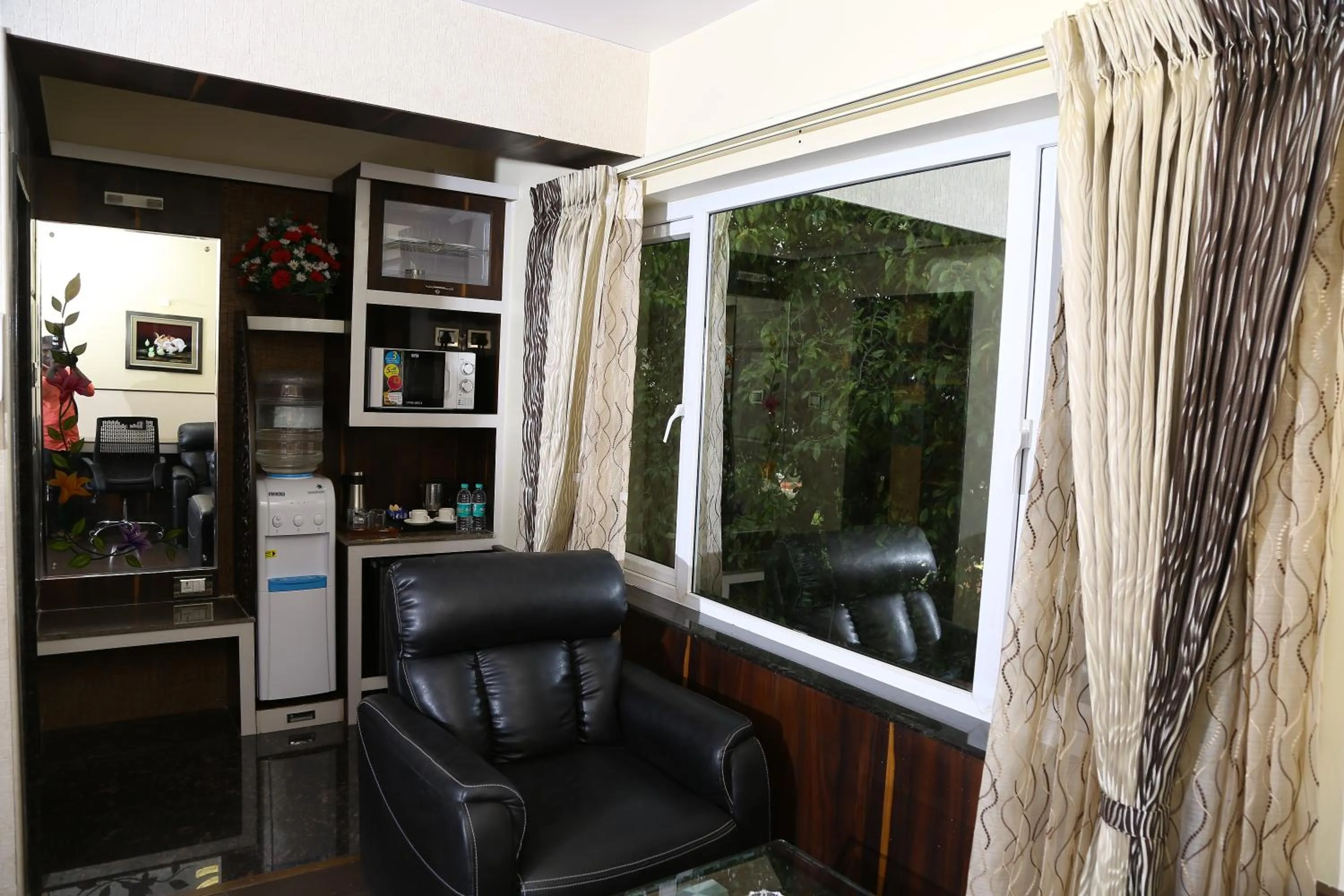 Living room in Beverly villa