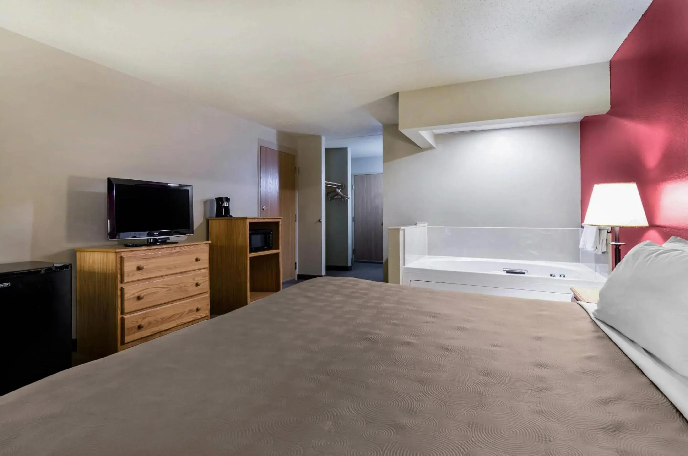 Hot Tub, Bed in Rodeway Inn Hesston Hot Tub, Bed in Rodeway Inn Hesston