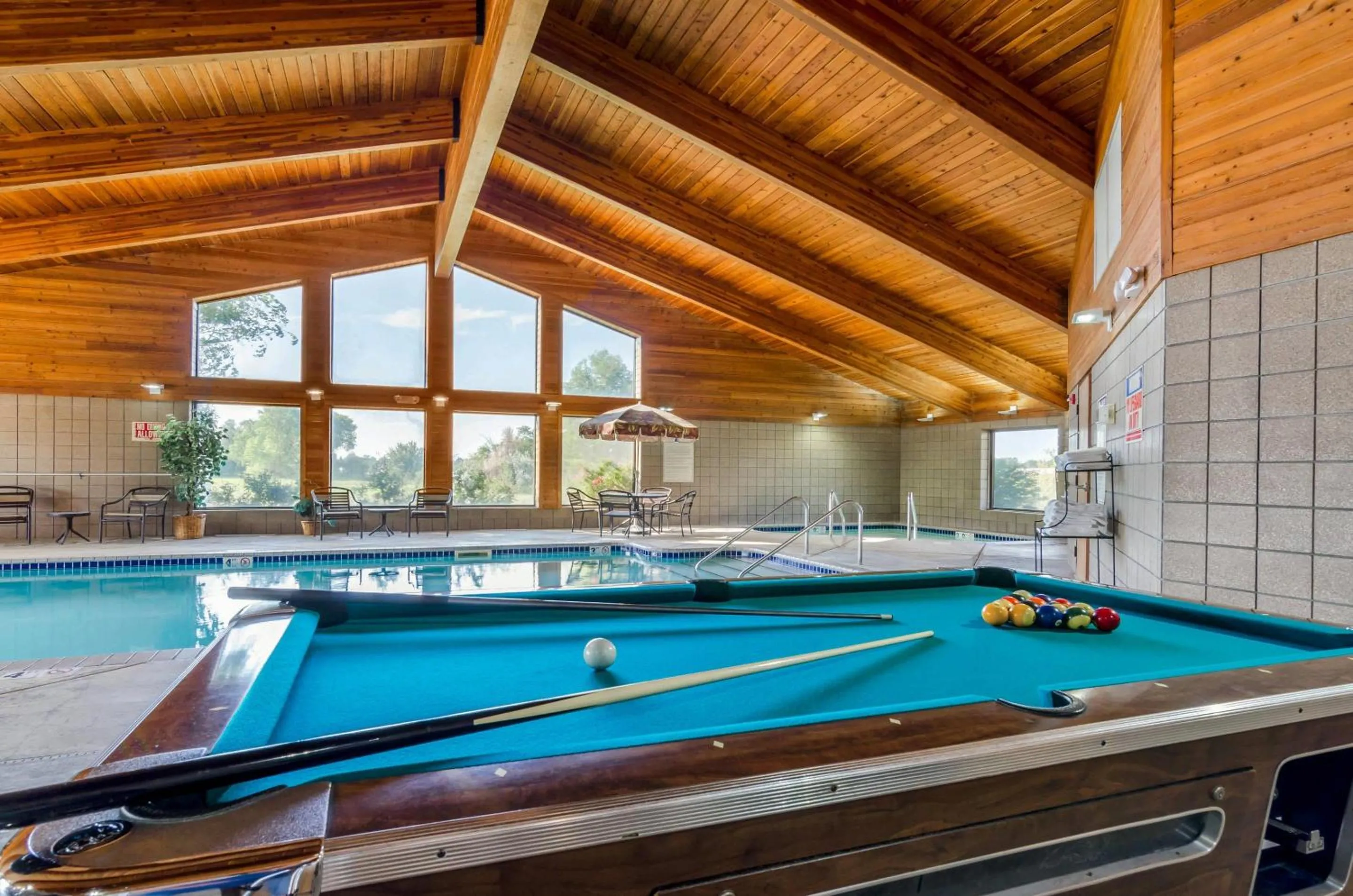 Swimming pool in Rodeway Inn Hesston