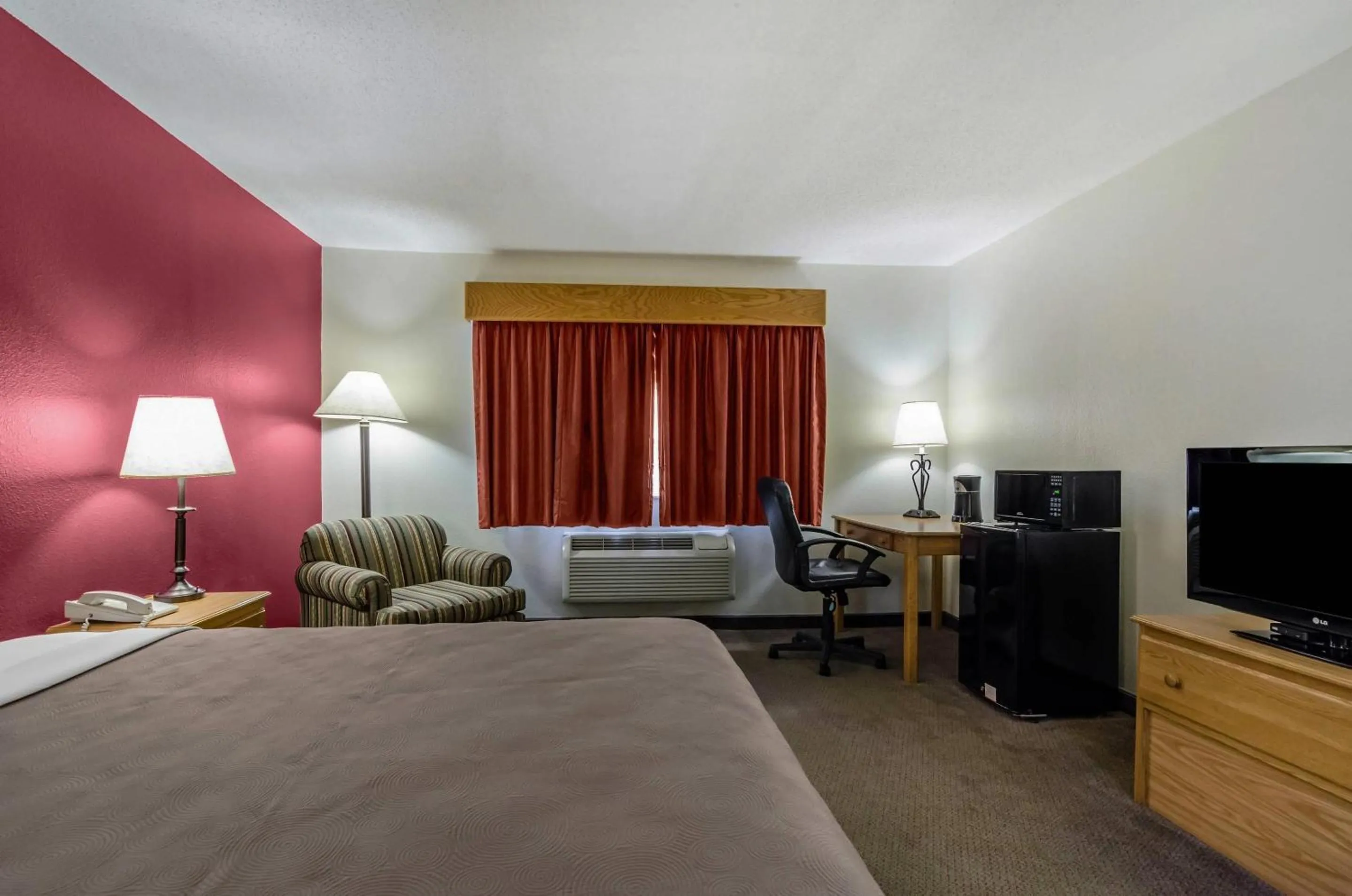 Bedroom, Bed in Rodeway Inn Hesston