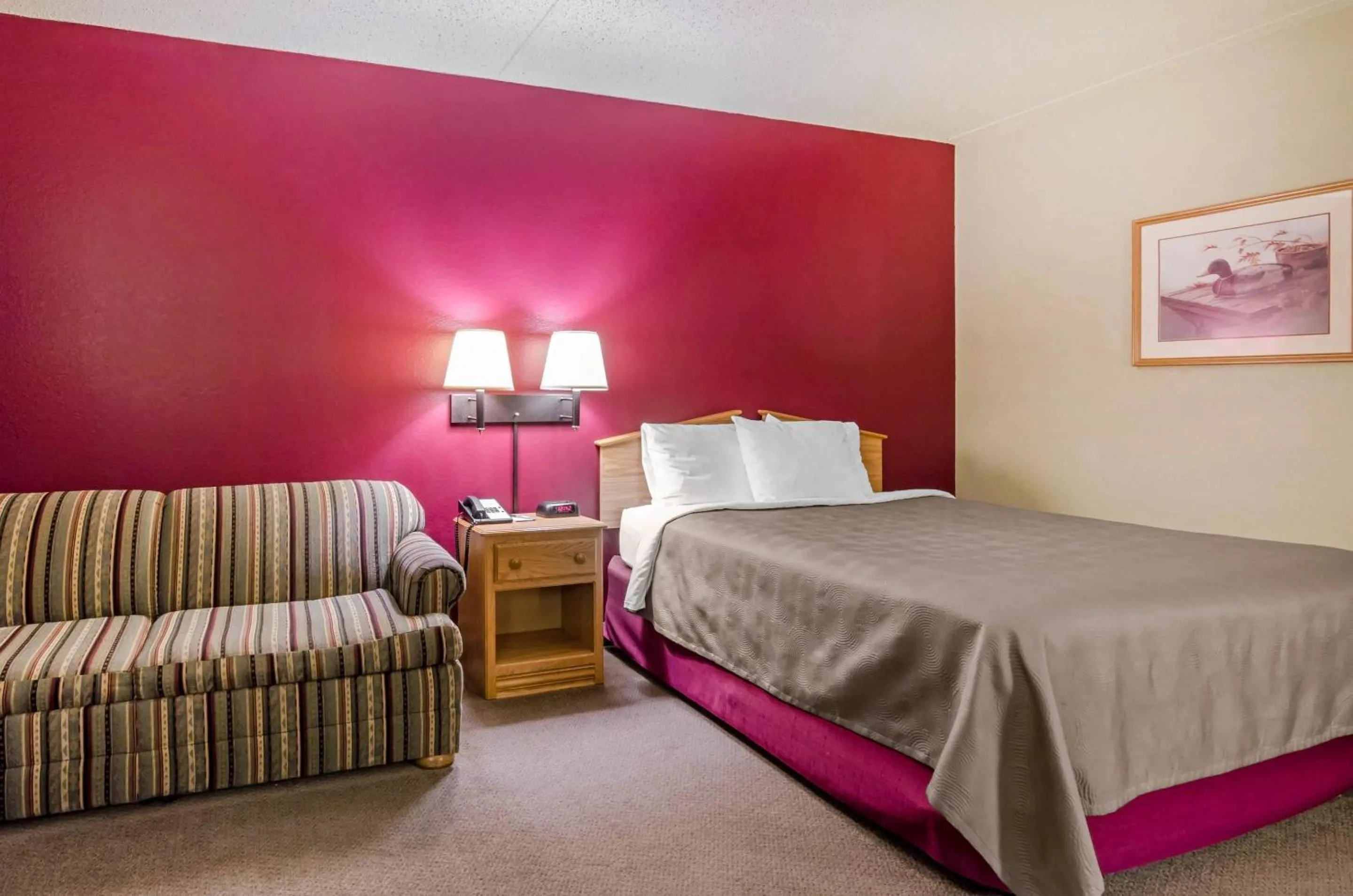 Bedroom, Bed in Rodeway Inn Hesston