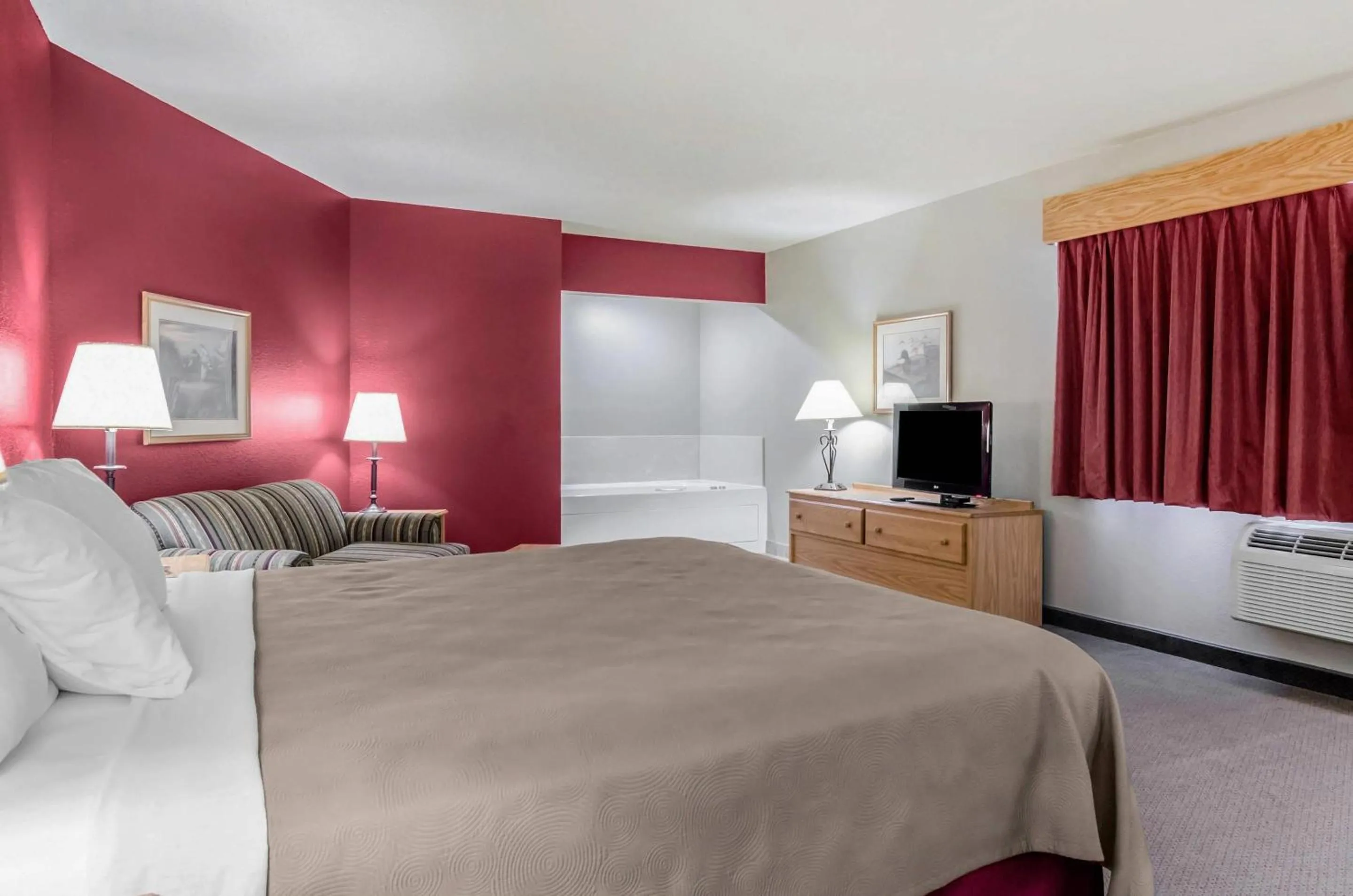 Bedroom, Bed in Rodeway Inn Hesston