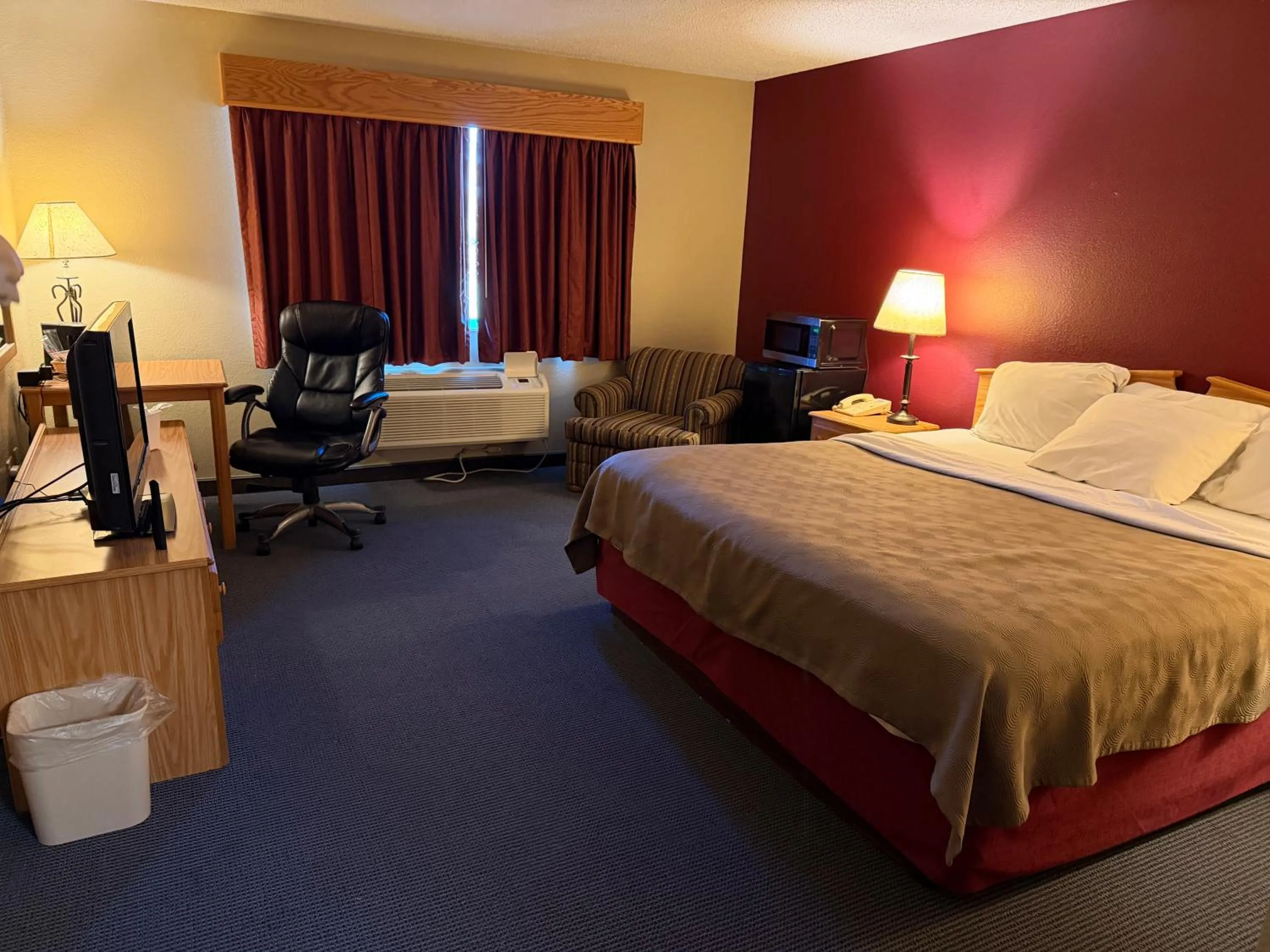 Photo of the whole room, Bed in Rodeway Inn Hesston