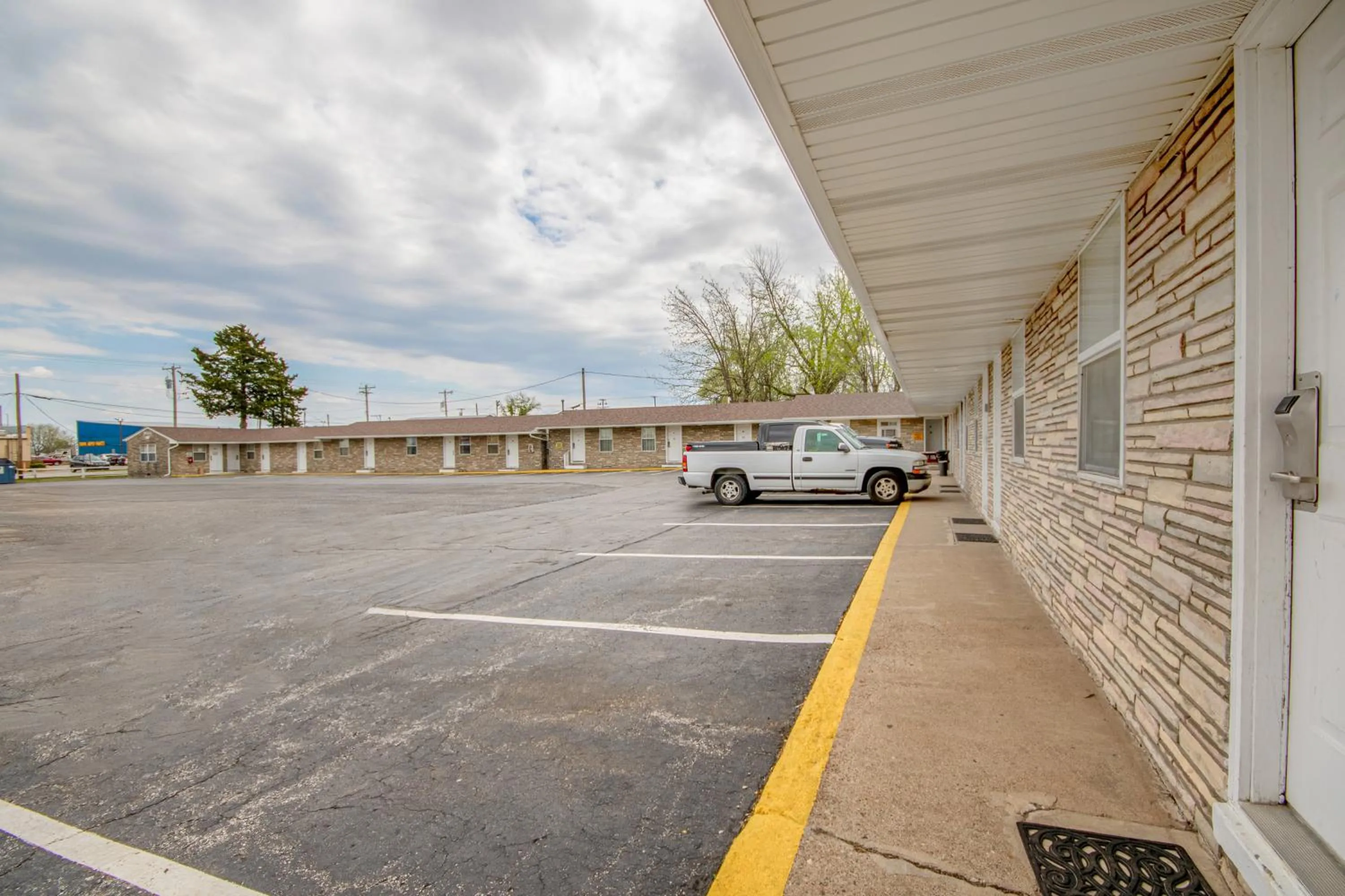 Parking in OYO Travelier Motel