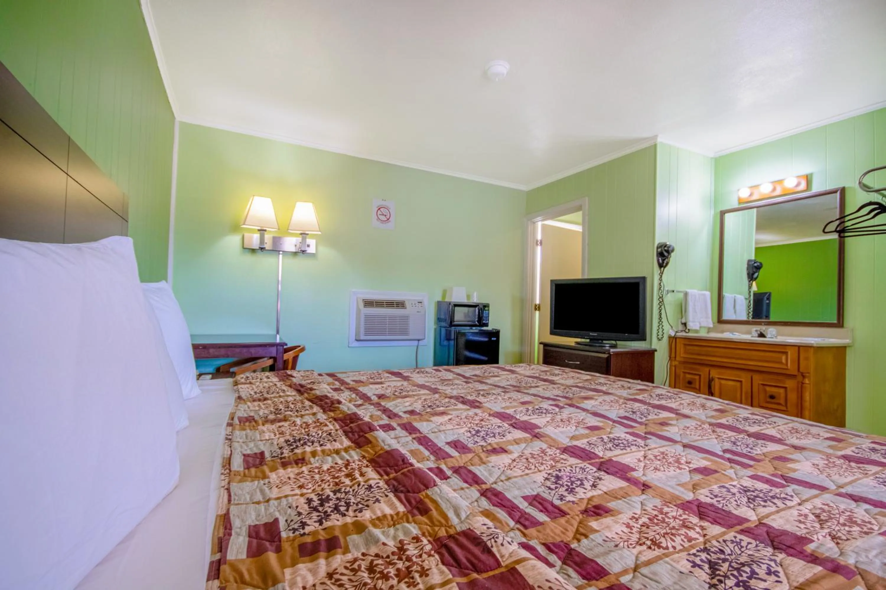 Bedroom, Bed in OYO Travelier Motel