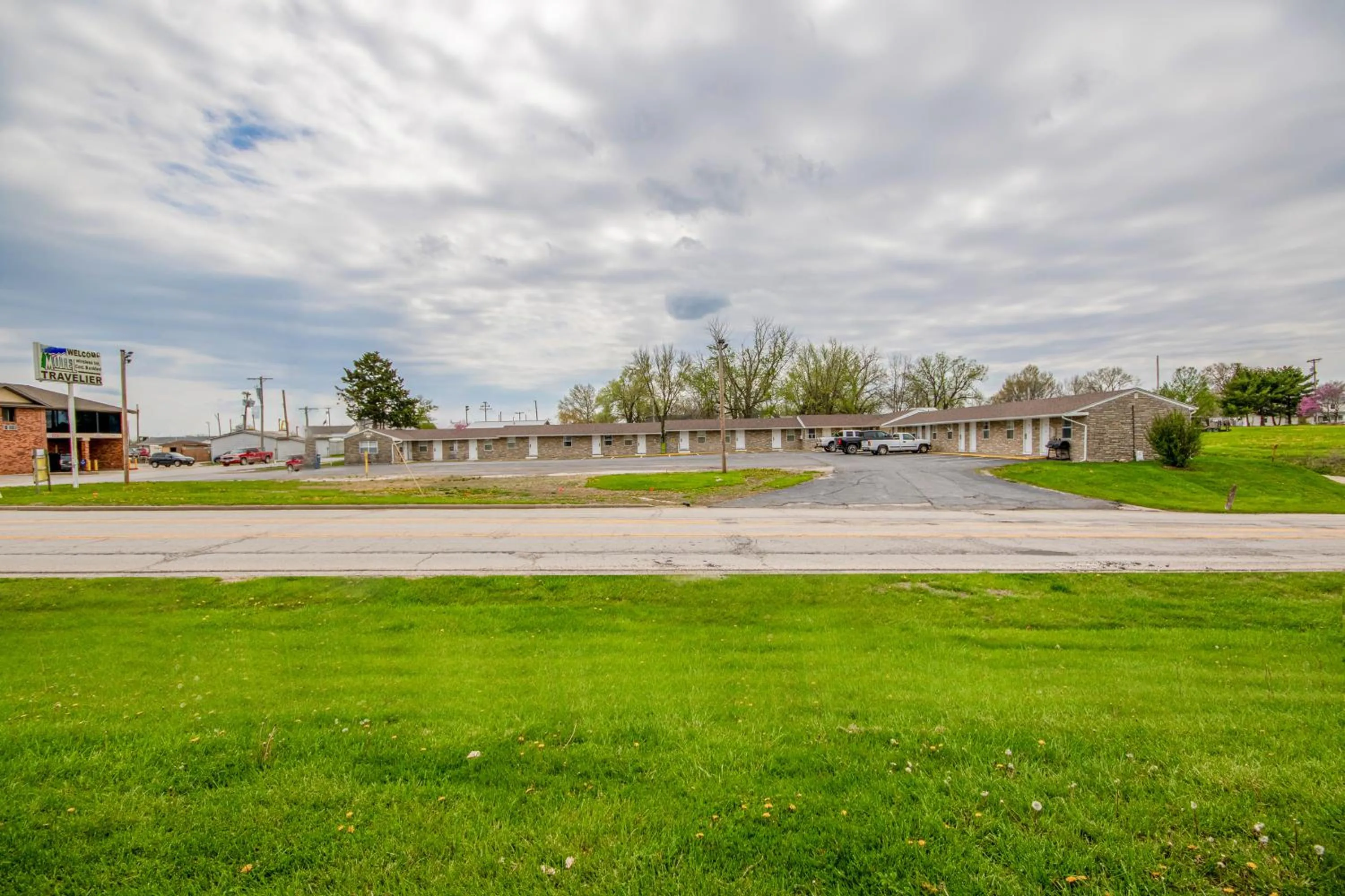 Facade/entrance in OYO Travelier Motel