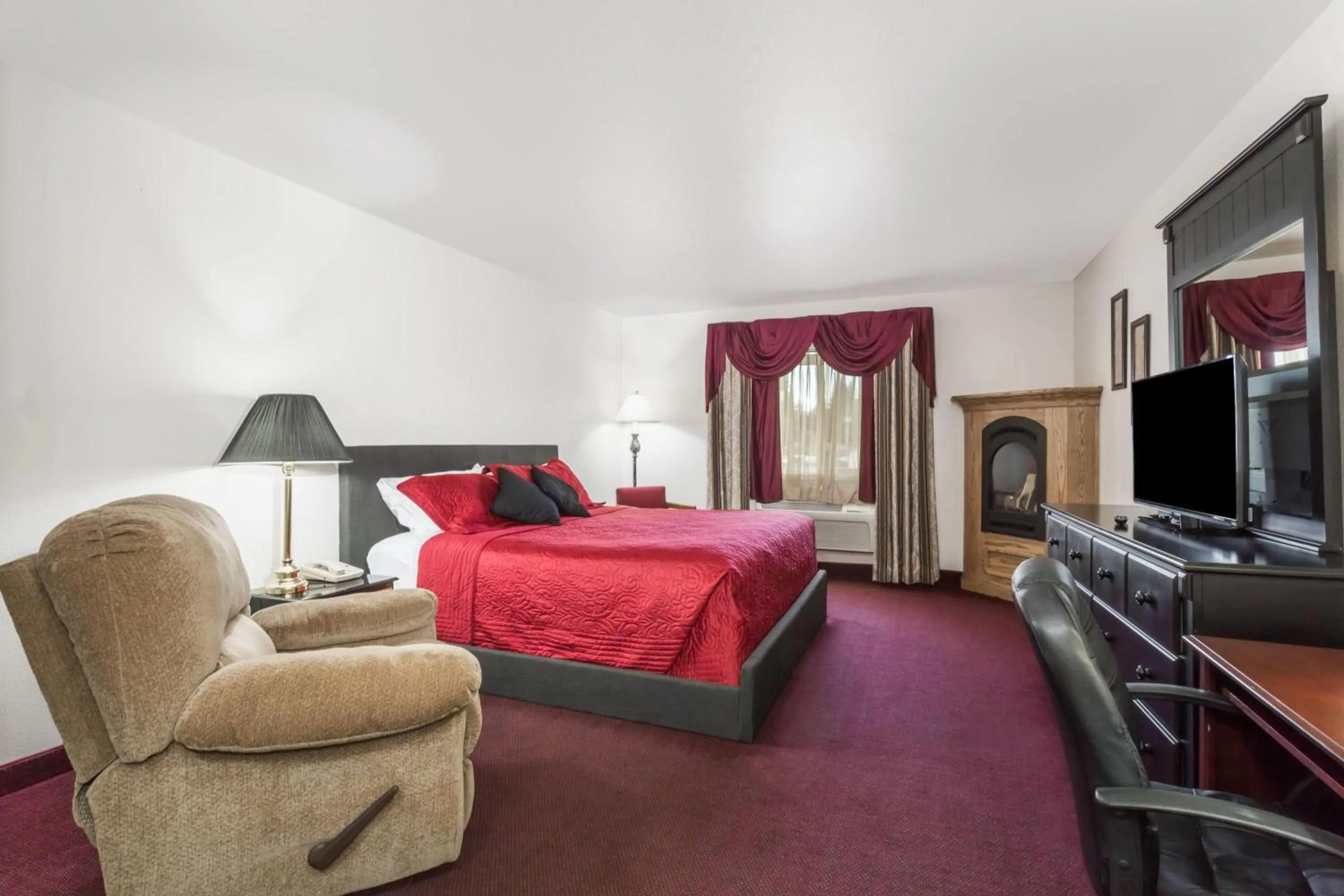 Photo of the whole room, Bed in Super 8 by Wyndham Rexburg