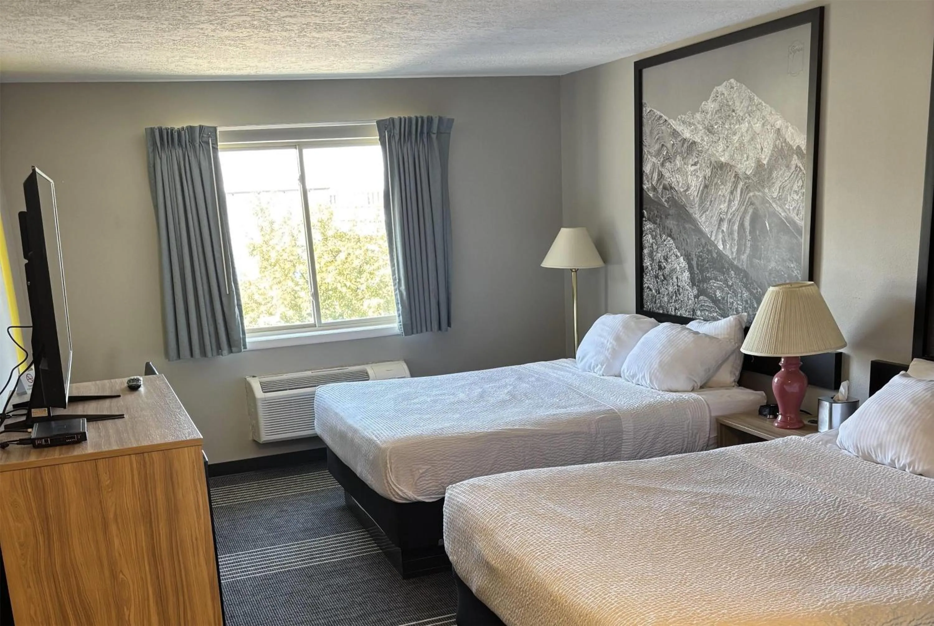 Photo of the whole room, Bed in Super 8 by Wyndham Rexburg