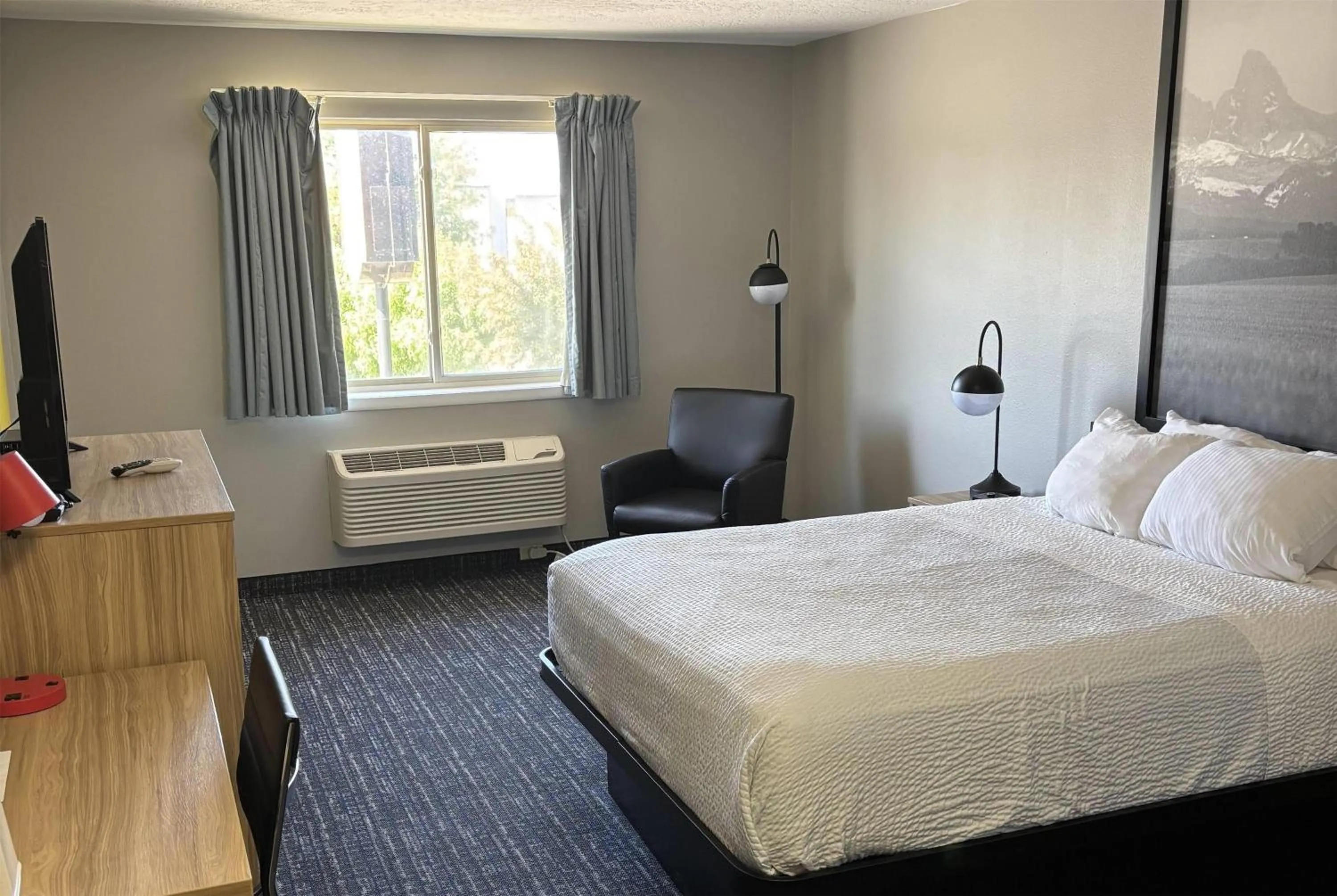 Photo of the whole room, Bed in Super 8 by Wyndham Rexburg