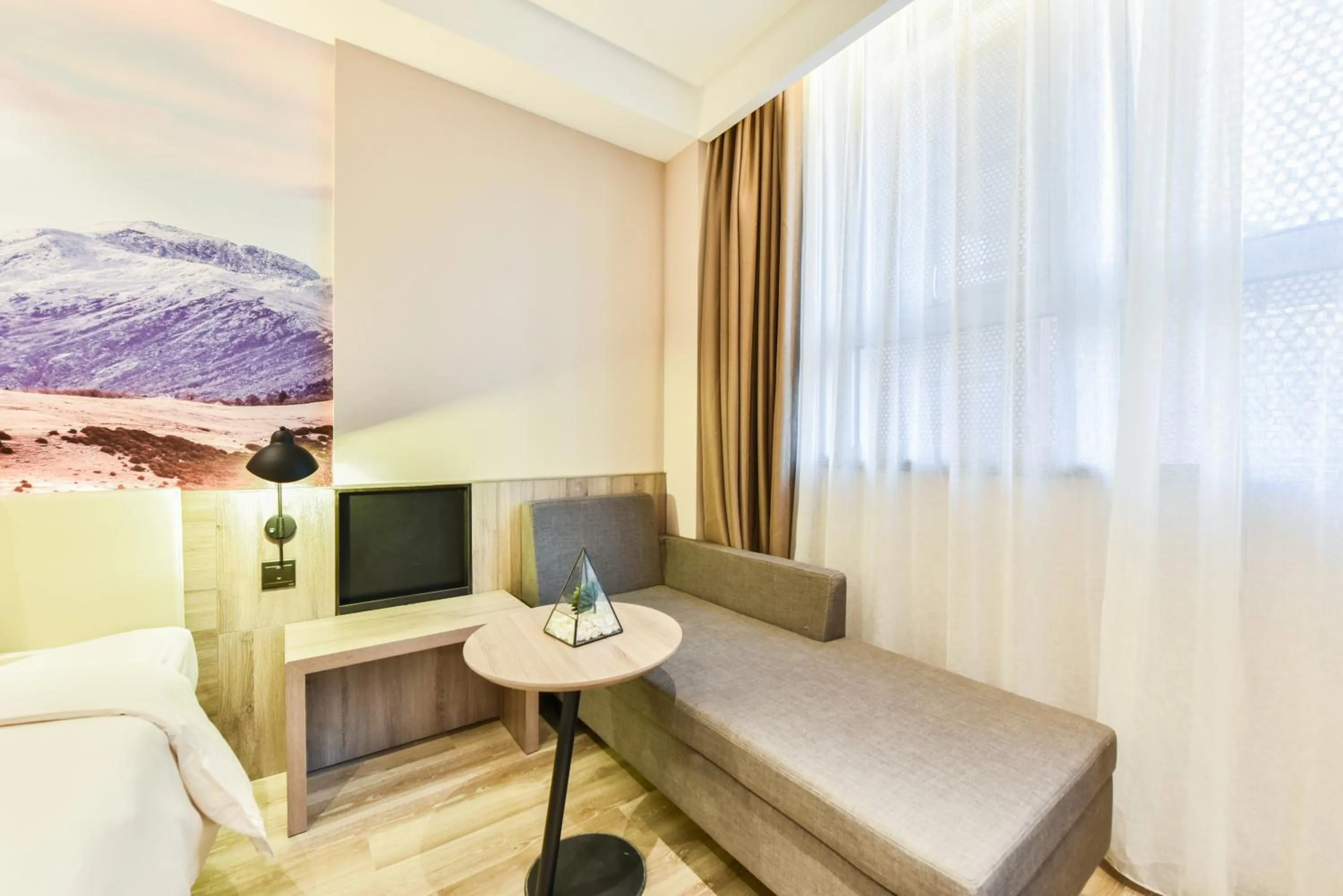 Seating area, Bed in Atour Hotel Capital Airport Beijing