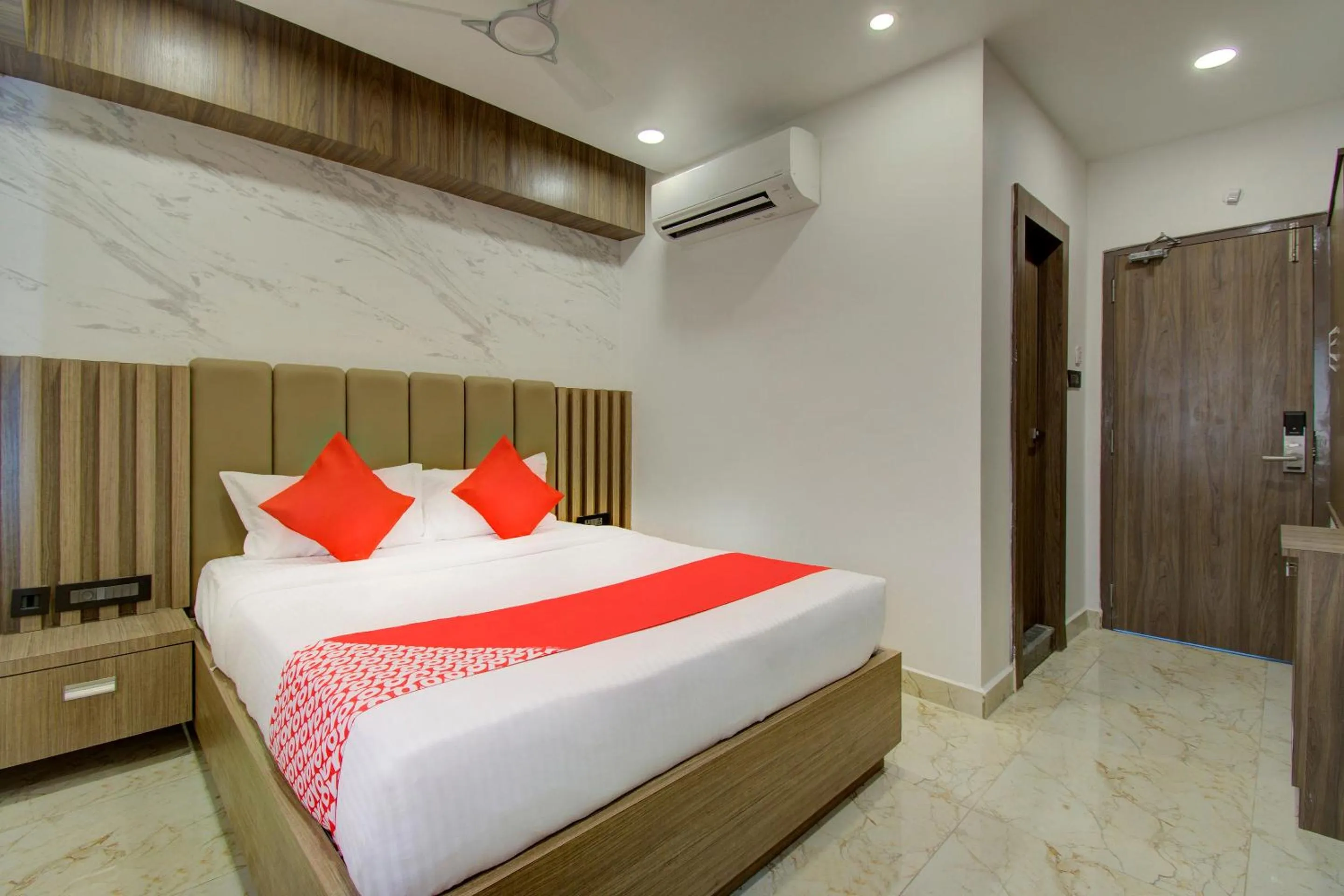 Bedroom, Bed in Super Capital O V Hotel