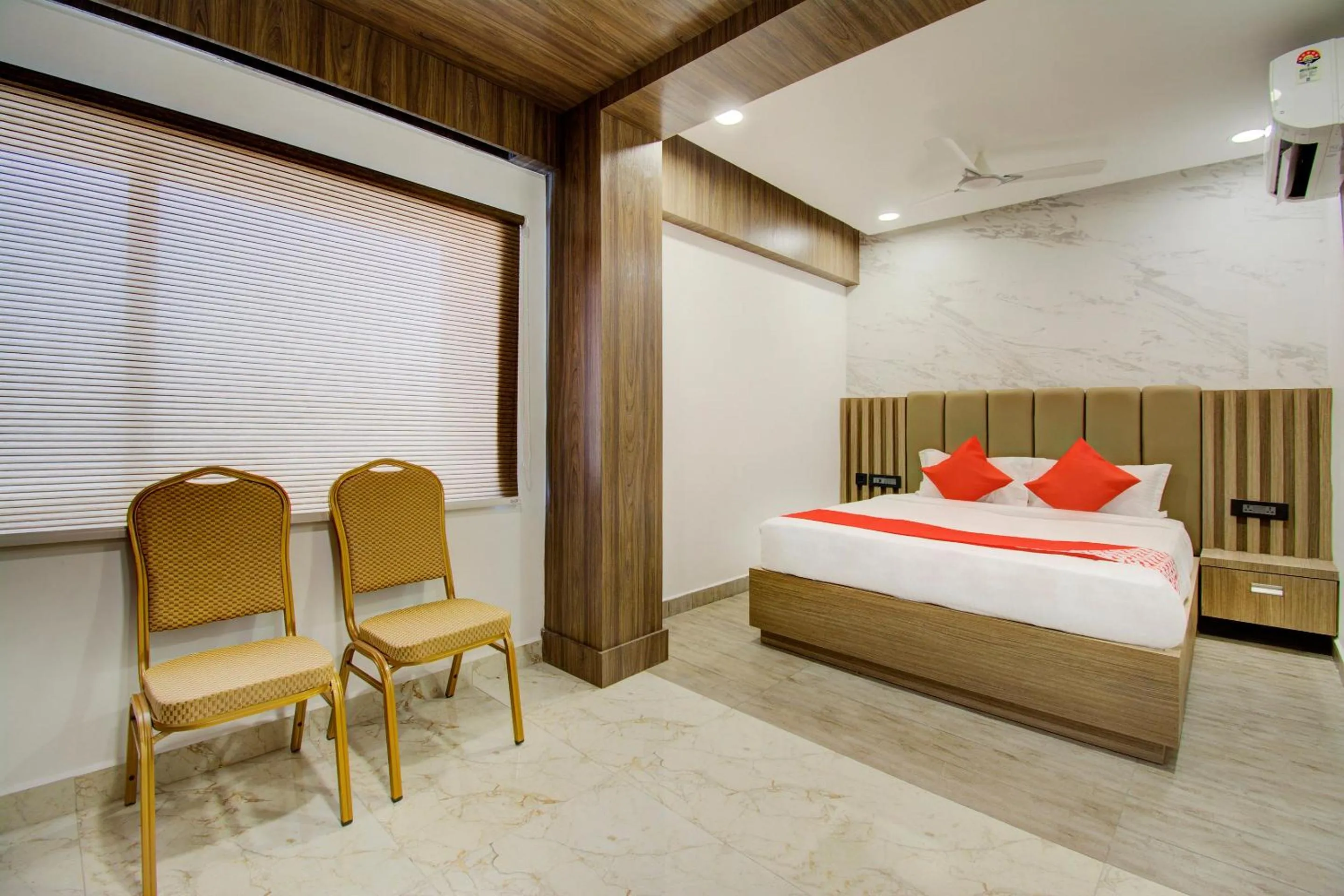 Bedroom, Bed in Super Capital O V Hotel