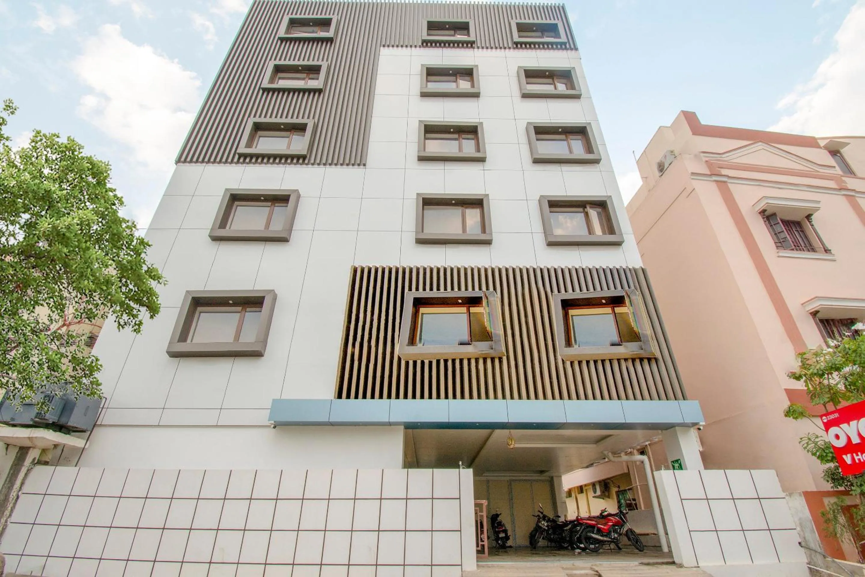 Super Capital O V Hotel