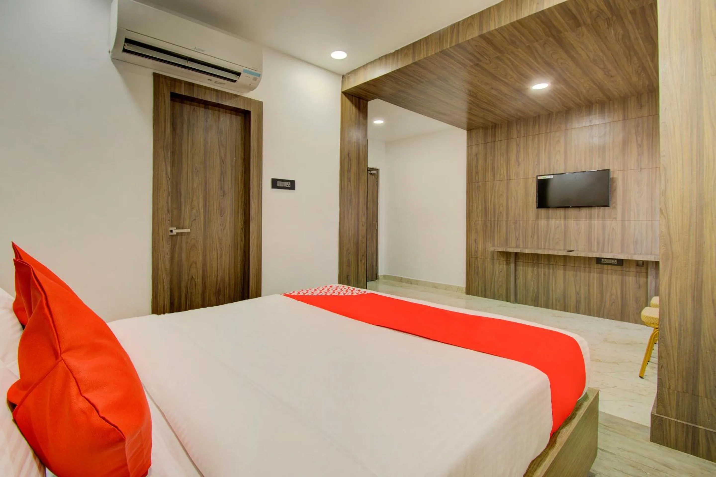 Bedroom, Bed in Super Capital O V Hotel