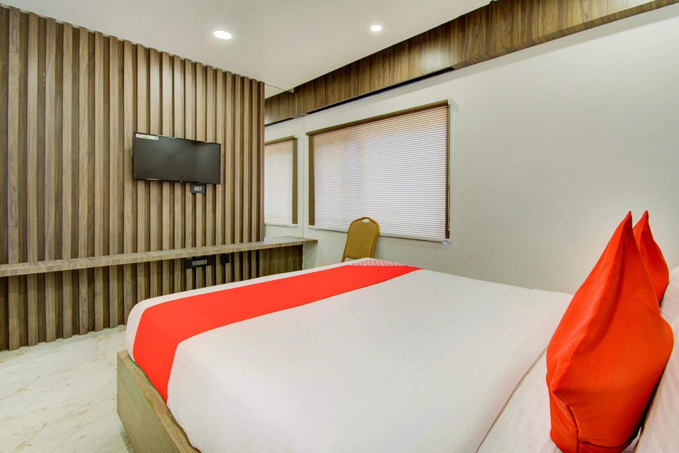 Bedroom, Bed in Super Capital O V Hotel