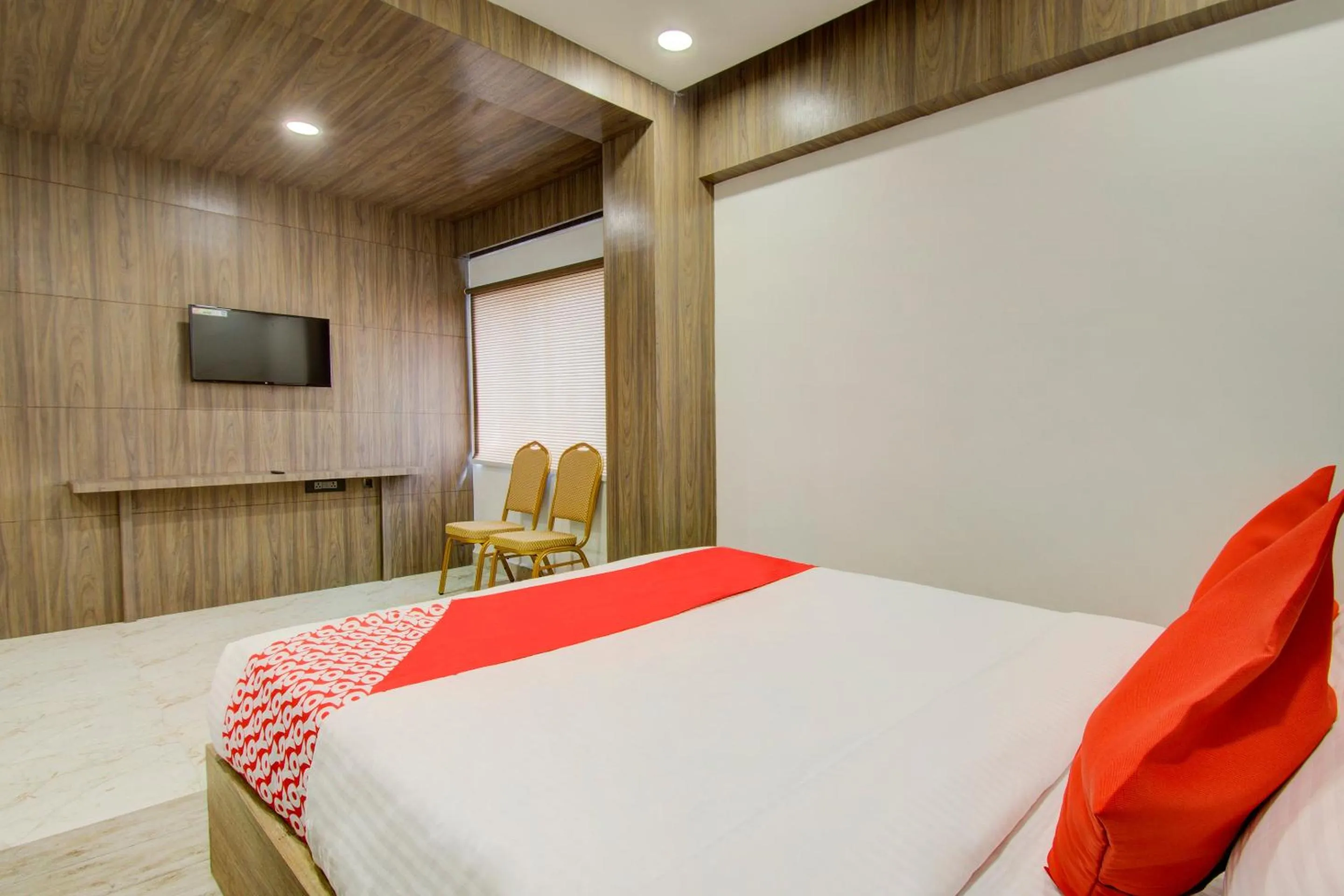 Bedroom, Bed in Super Capital O V Hotel