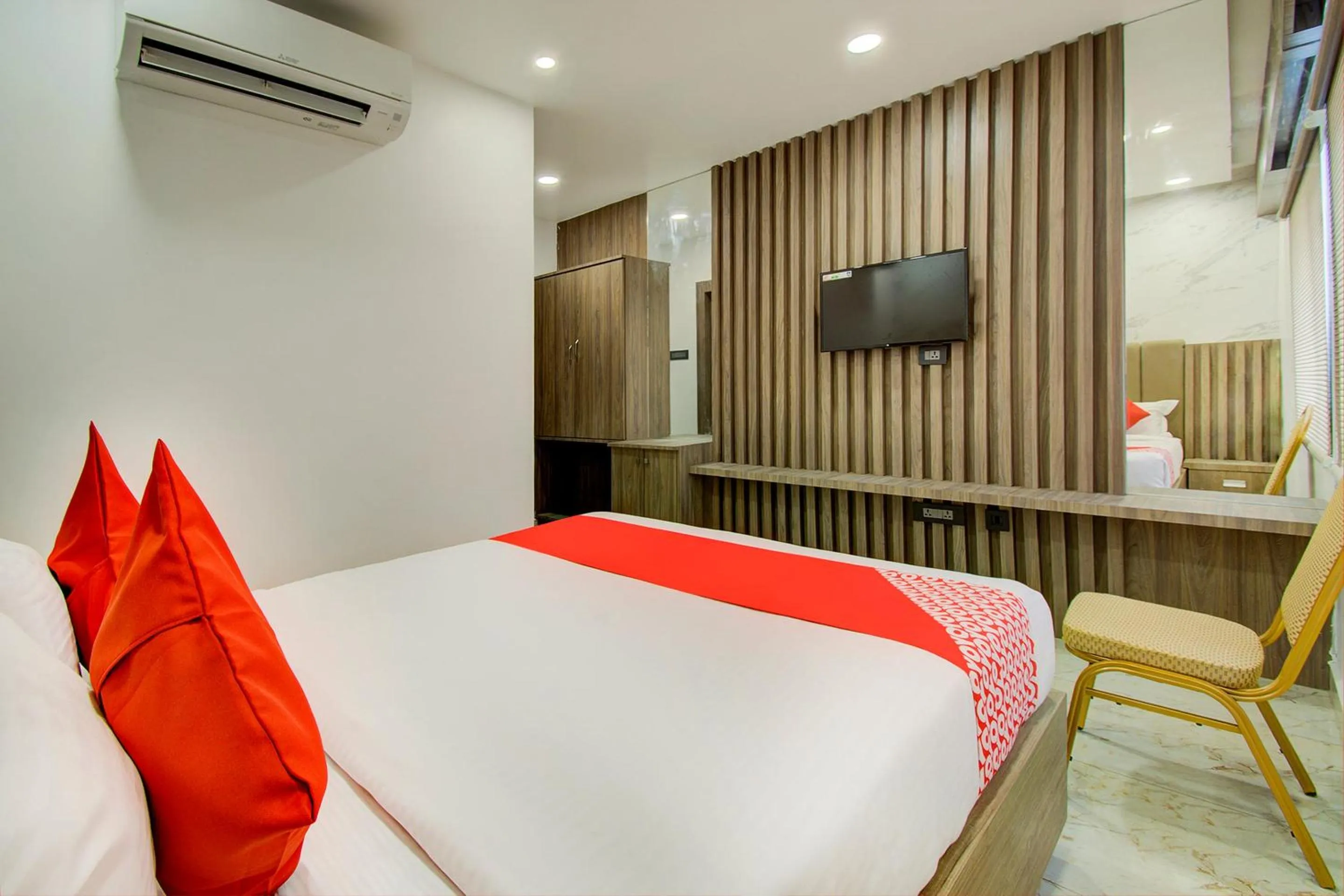 Bedroom, Bed in Super Capital O V Hotel