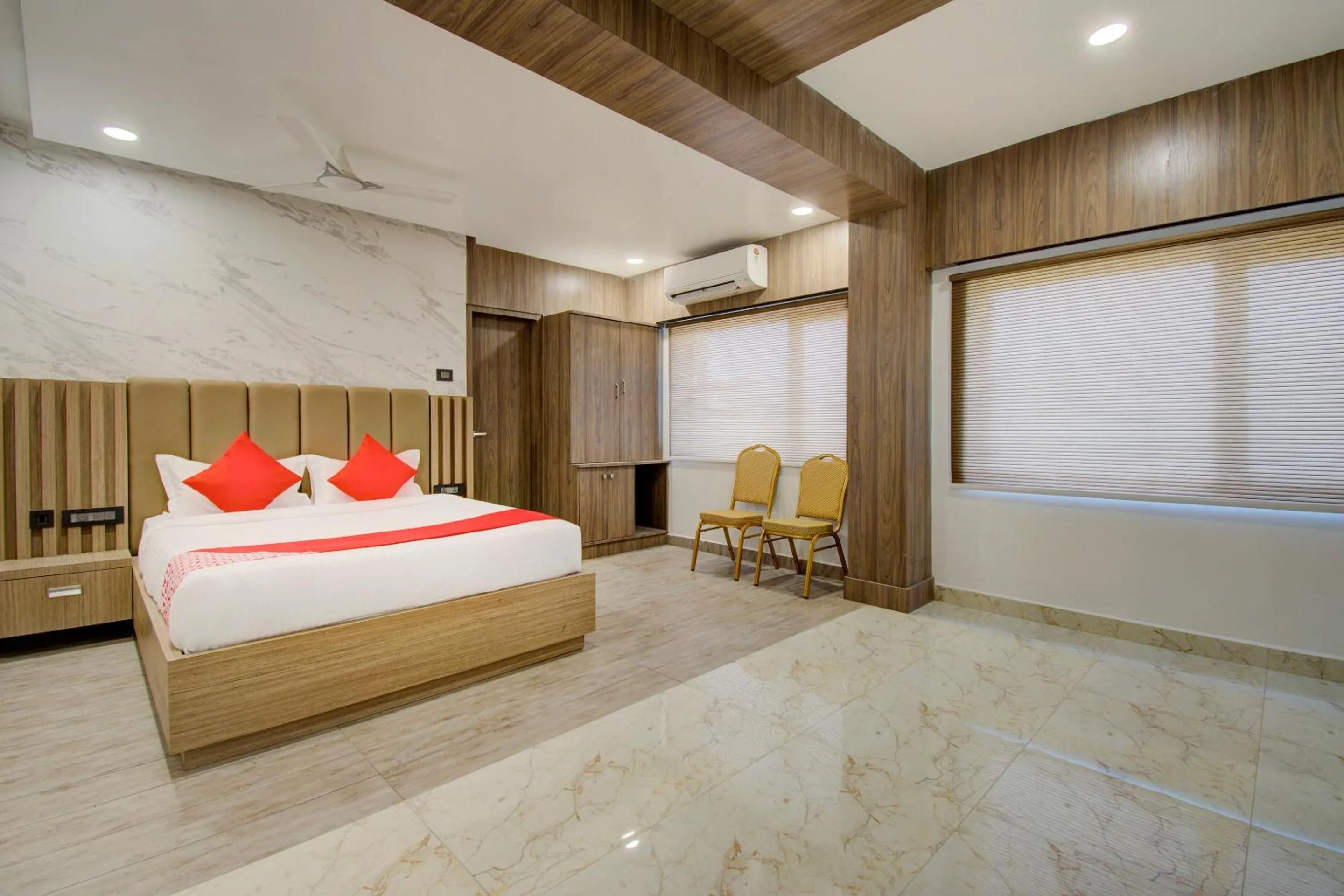 Bedroom, Bed in Super Capital O V Hotel