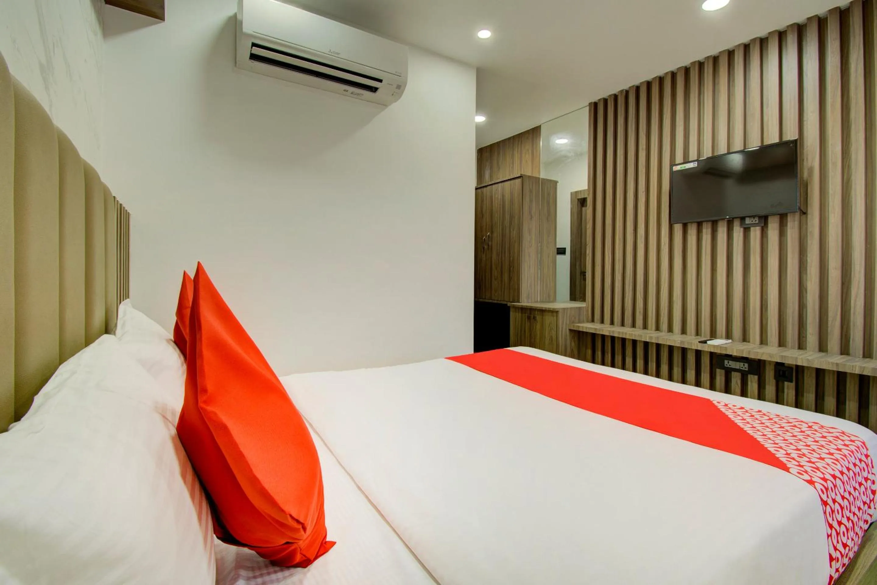 Bedroom, Bed in Super Capital O V Hotel