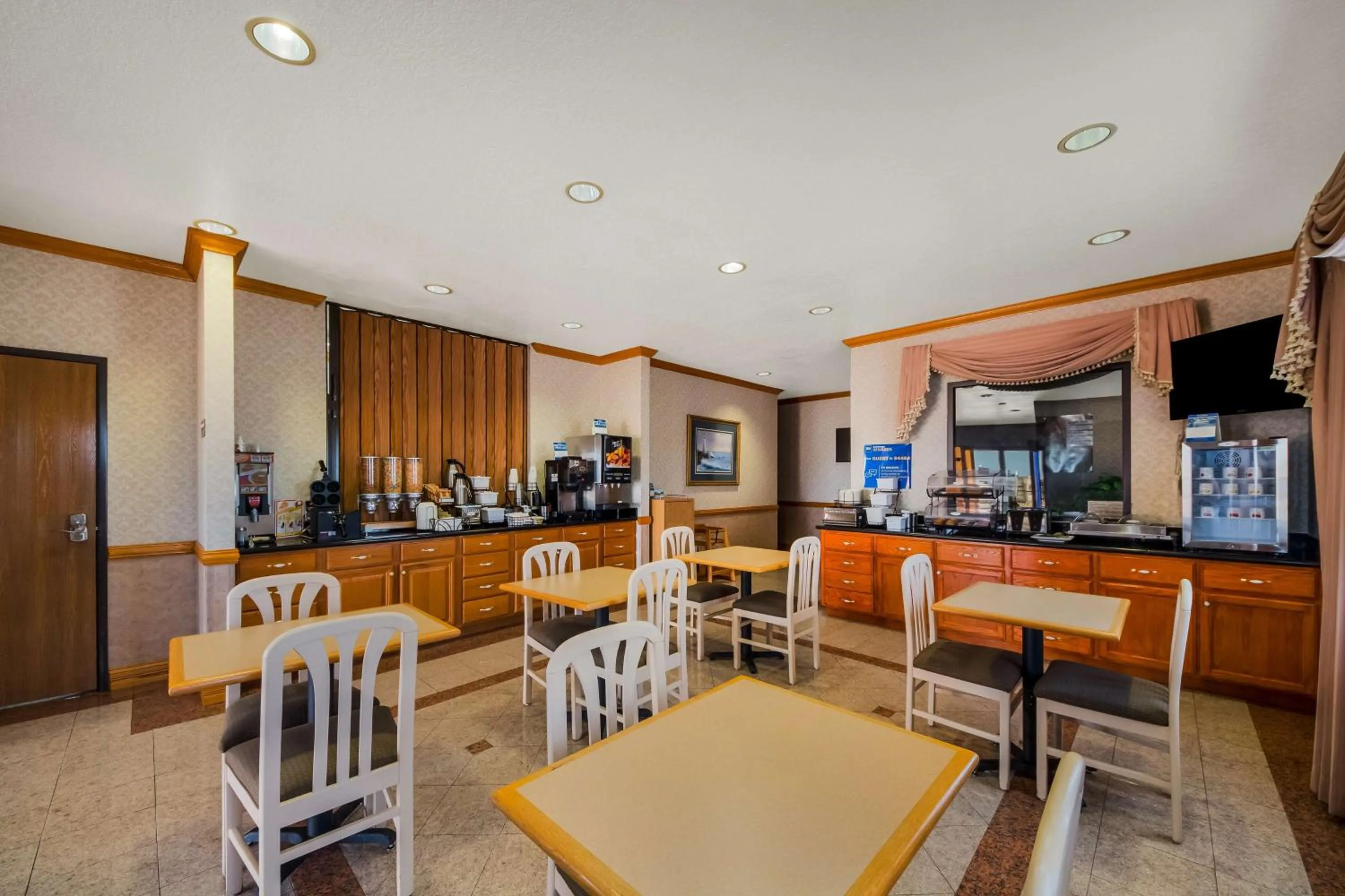 Restaurant/places to eat in SureStay Hotel by Best Western Falfurrias