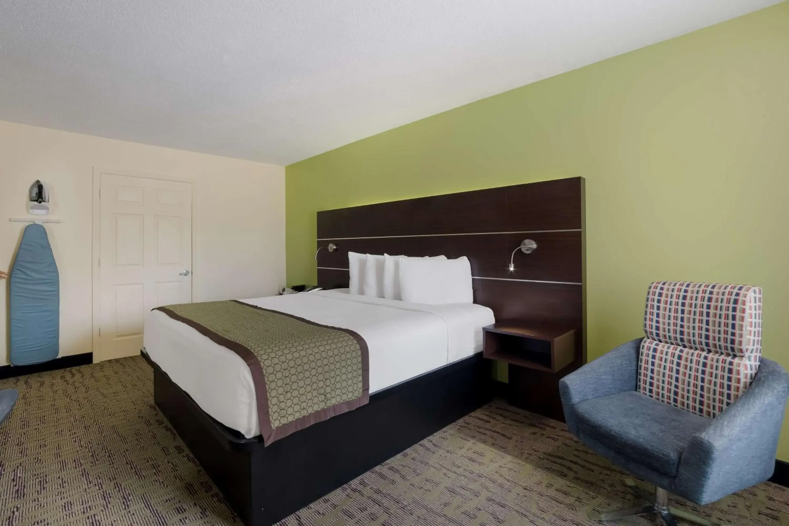 King Room with Roll-In Shower - Mobility Access in SureStay Hotel by Best Western Manning King Room with Roll-In Shower - Mobility Access in SureStay Hotel by Best Western Manning