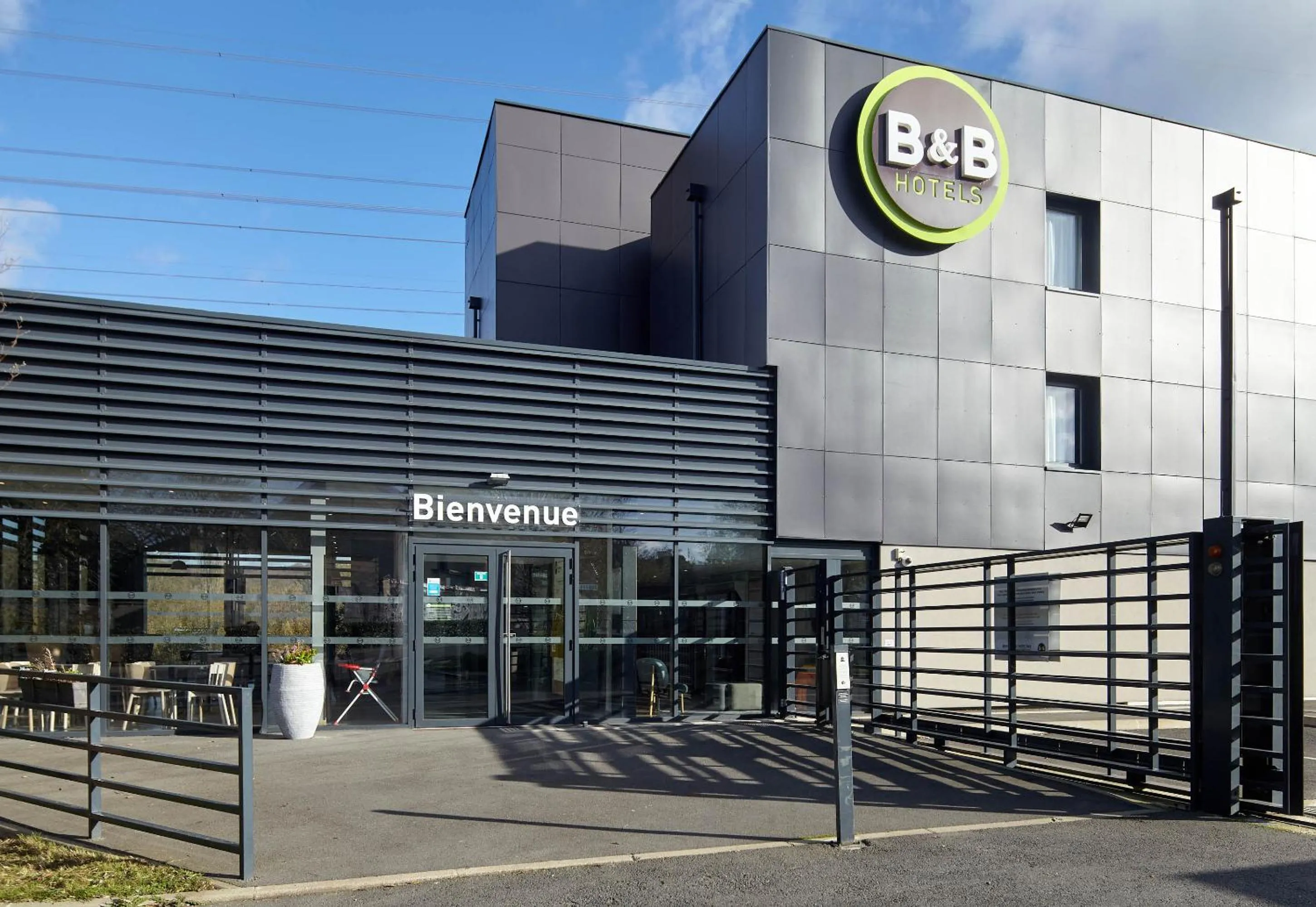 Property building in B&B HOTEL Igny Palaiseau