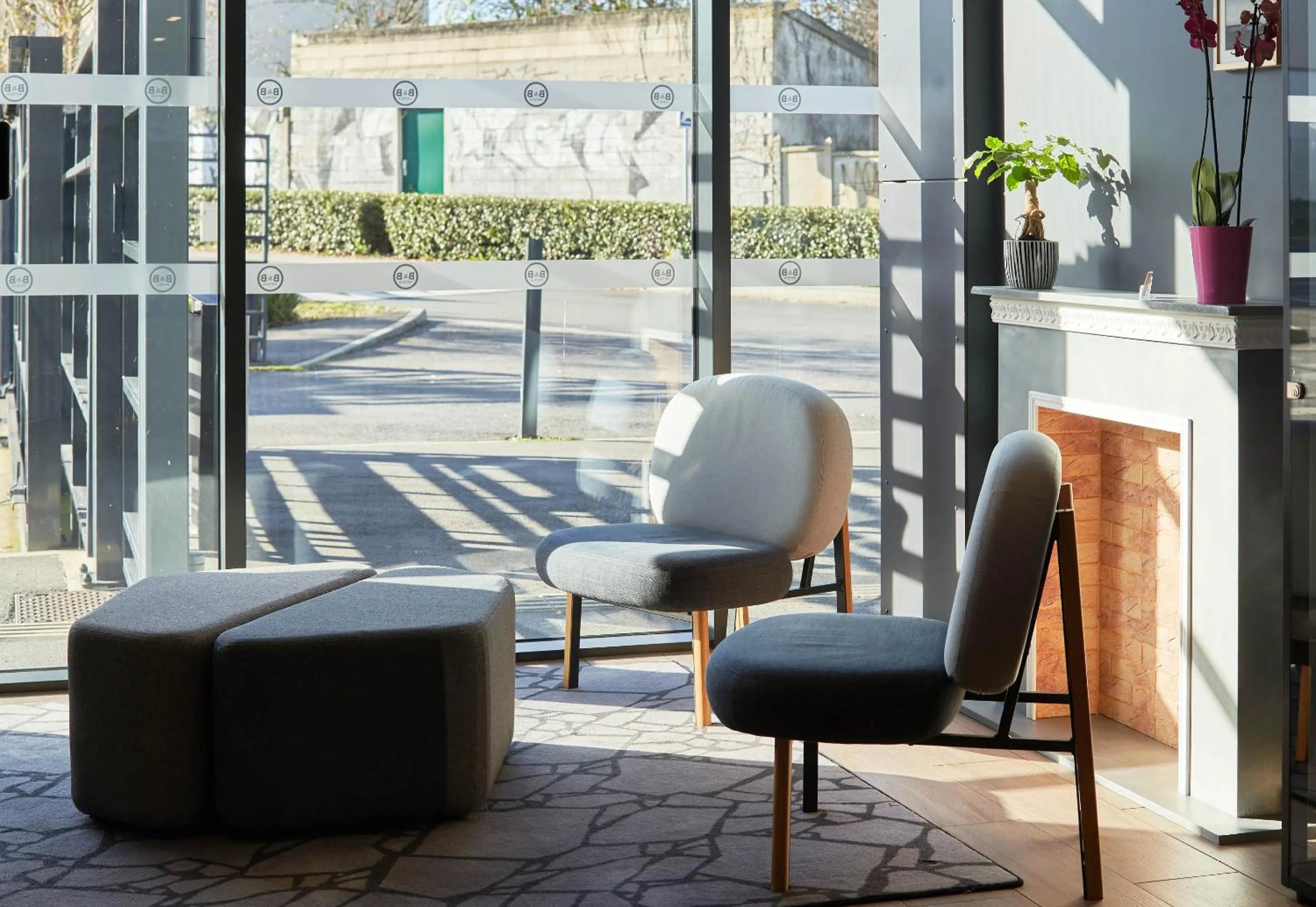 Seating area in B&B HOTEL Igny Palaiseau