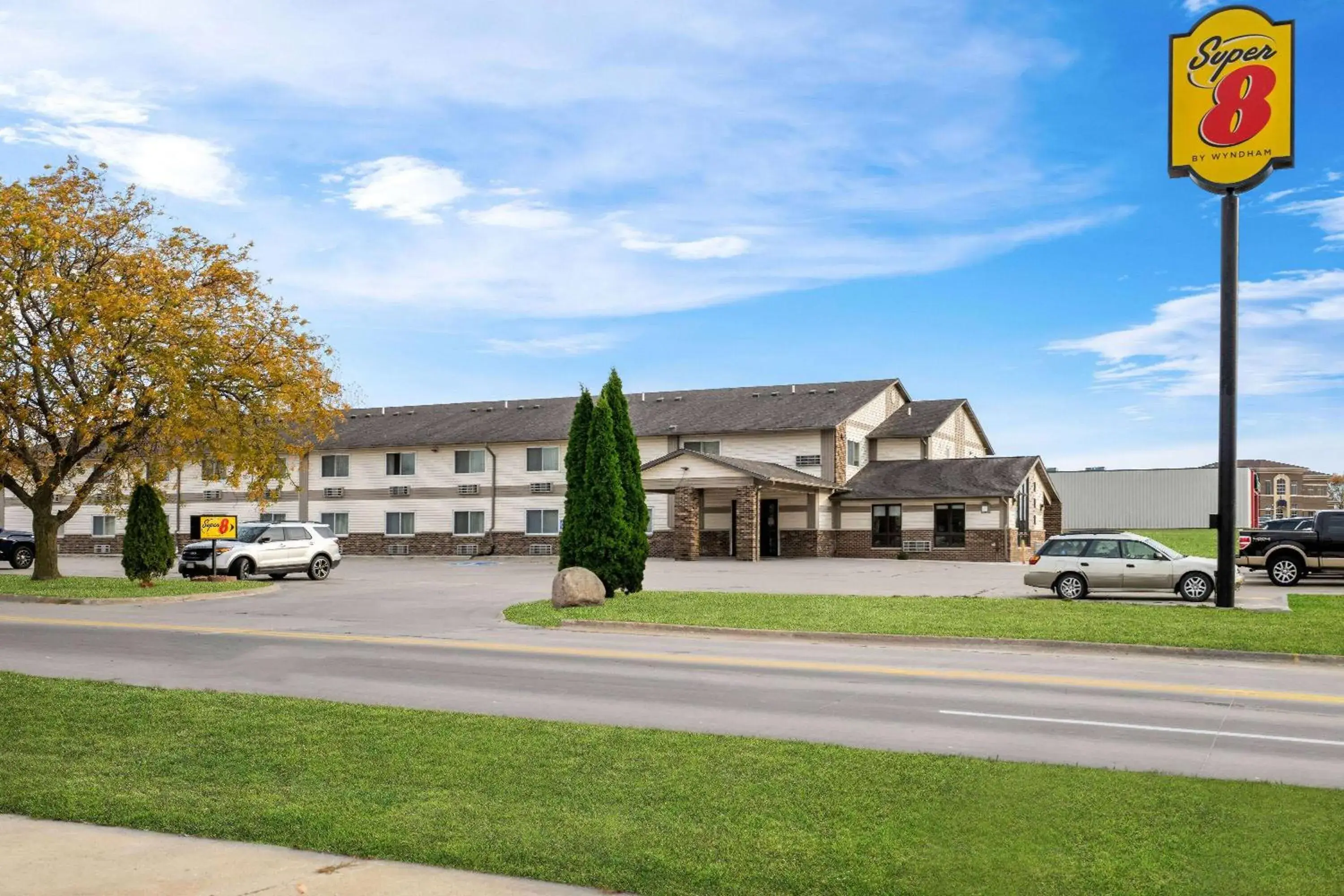 Property building in Super 8 by Wyndham Waverly Property building in Super 8 by Wyndham Waverly